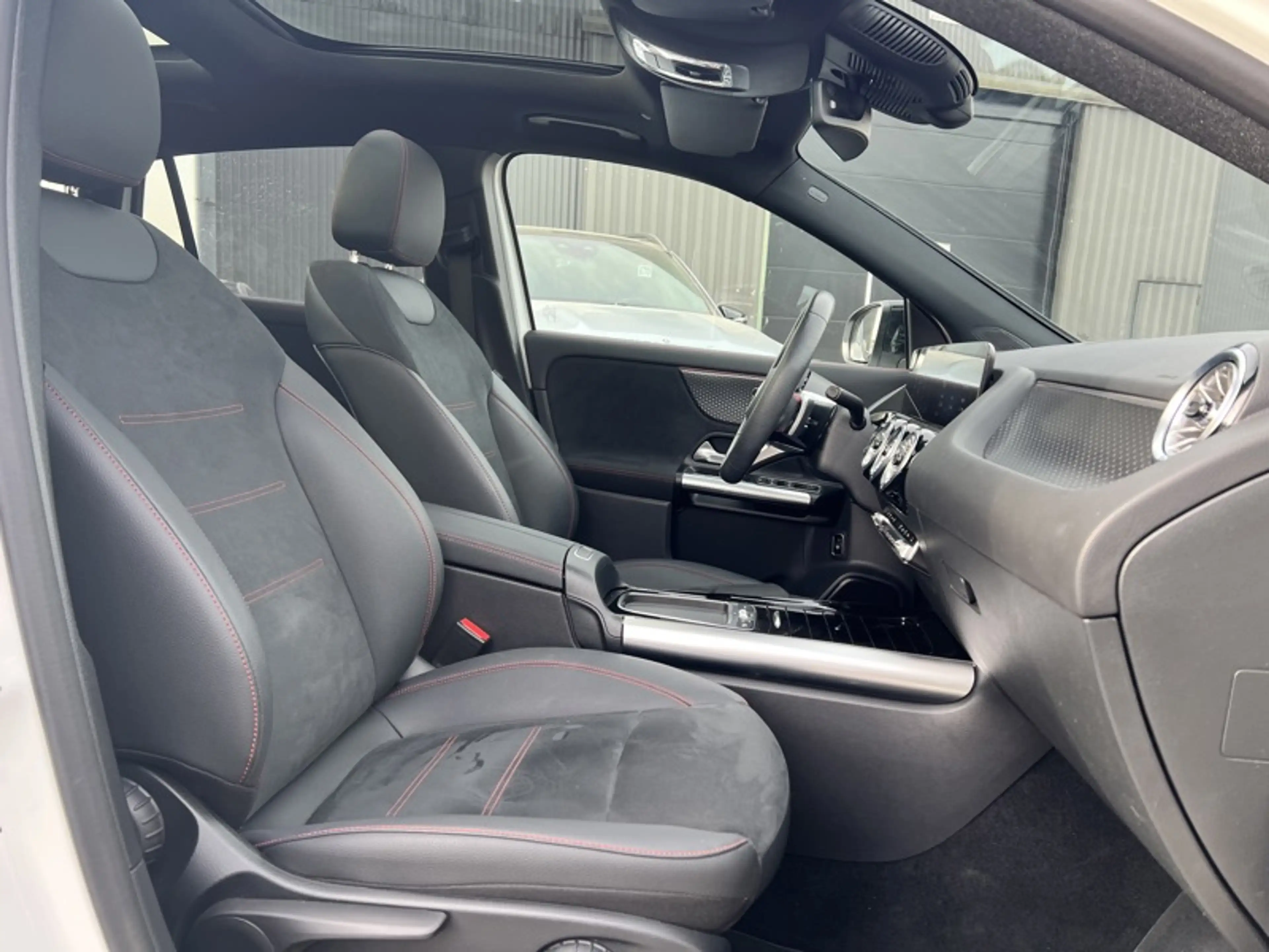 Mercedes-Benz GLA 180 d AMG Pack Night Toit Pano Attelage — photo 11