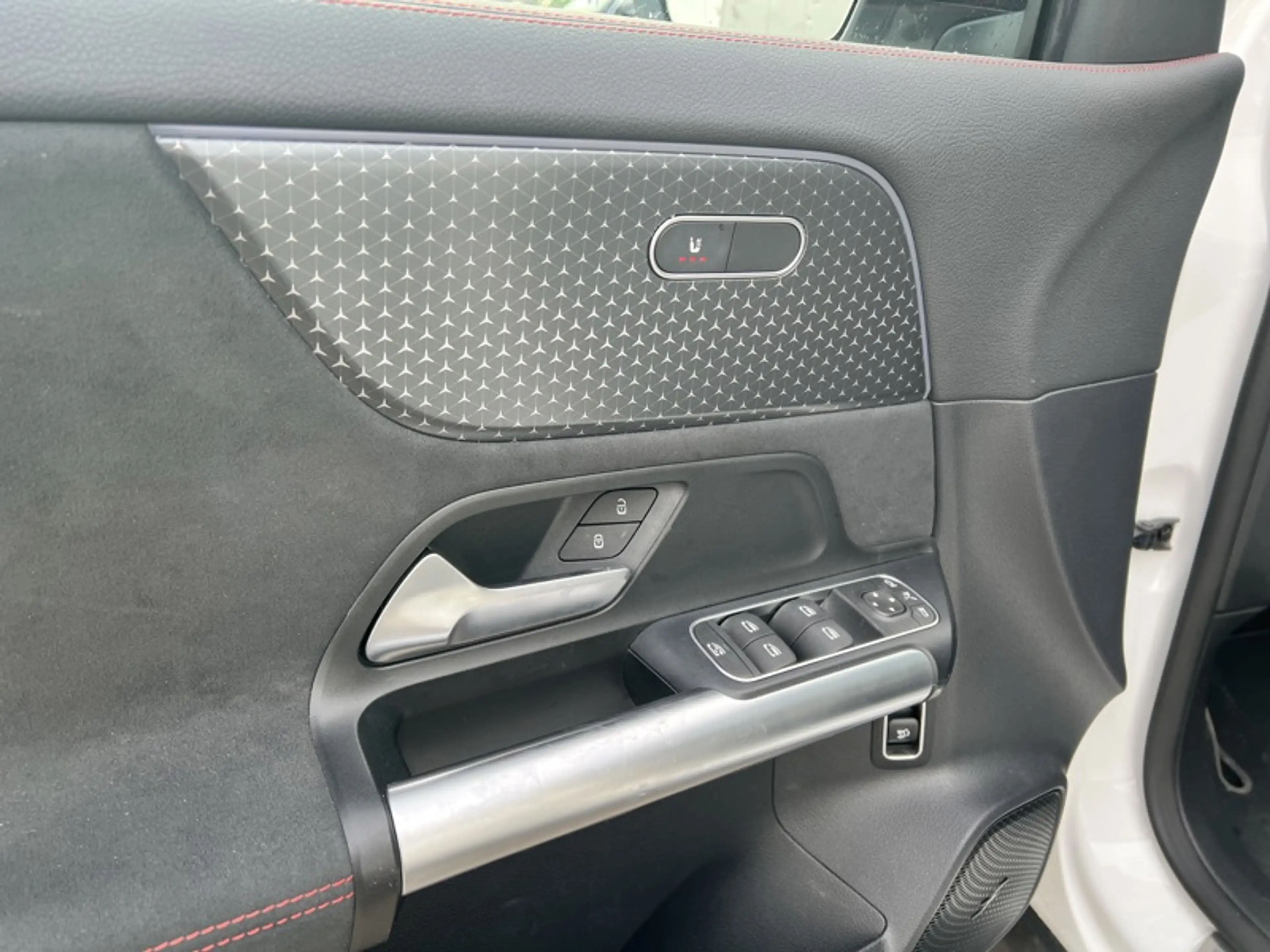 Mercedes-Benz GLA 180 d AMG Pack Night Toit Pano Attelage — photo 15
