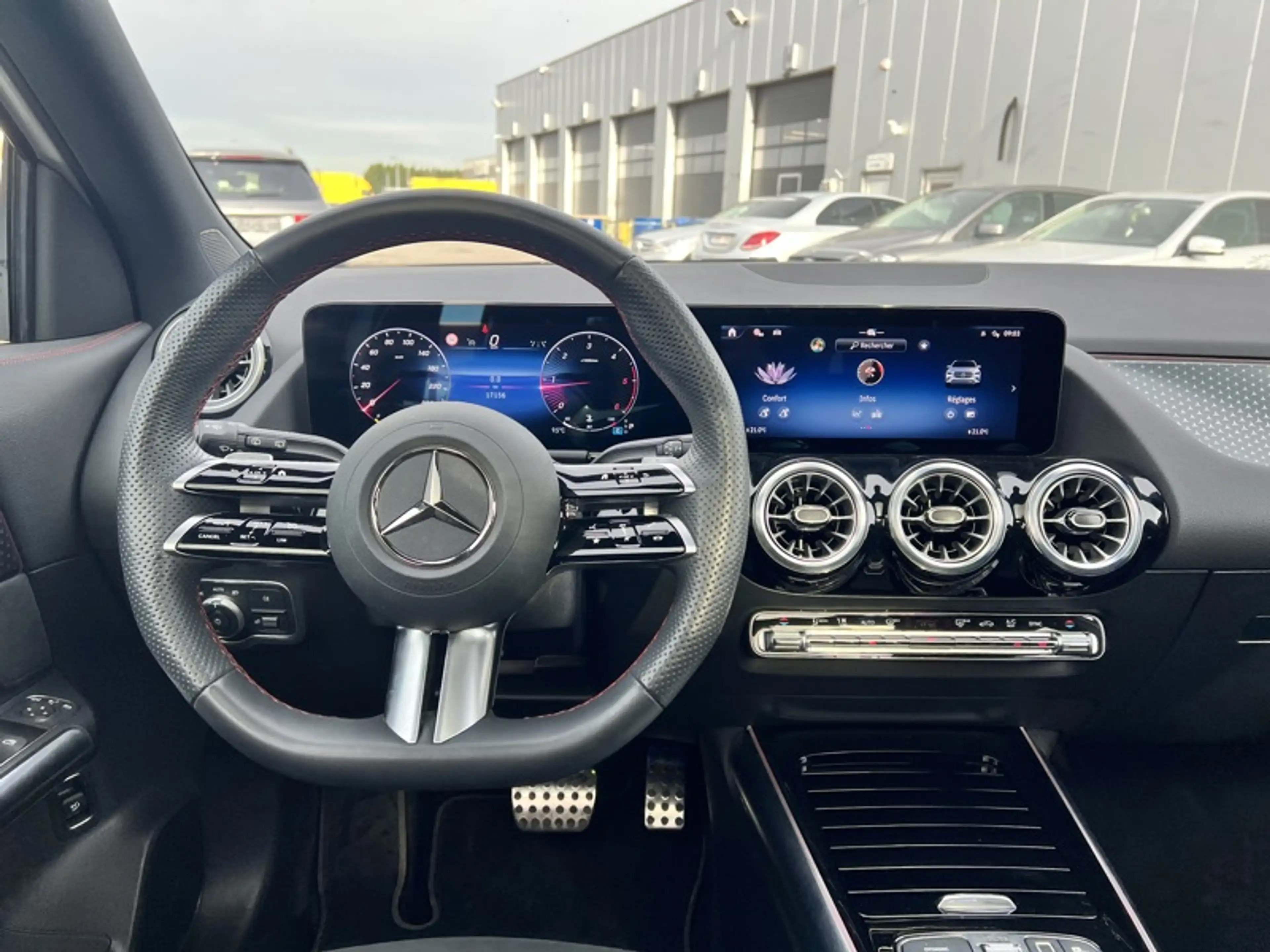 Mercedes-Benz GLA 180 d AMG Pack Night Toit Pano Attelage — photo 7