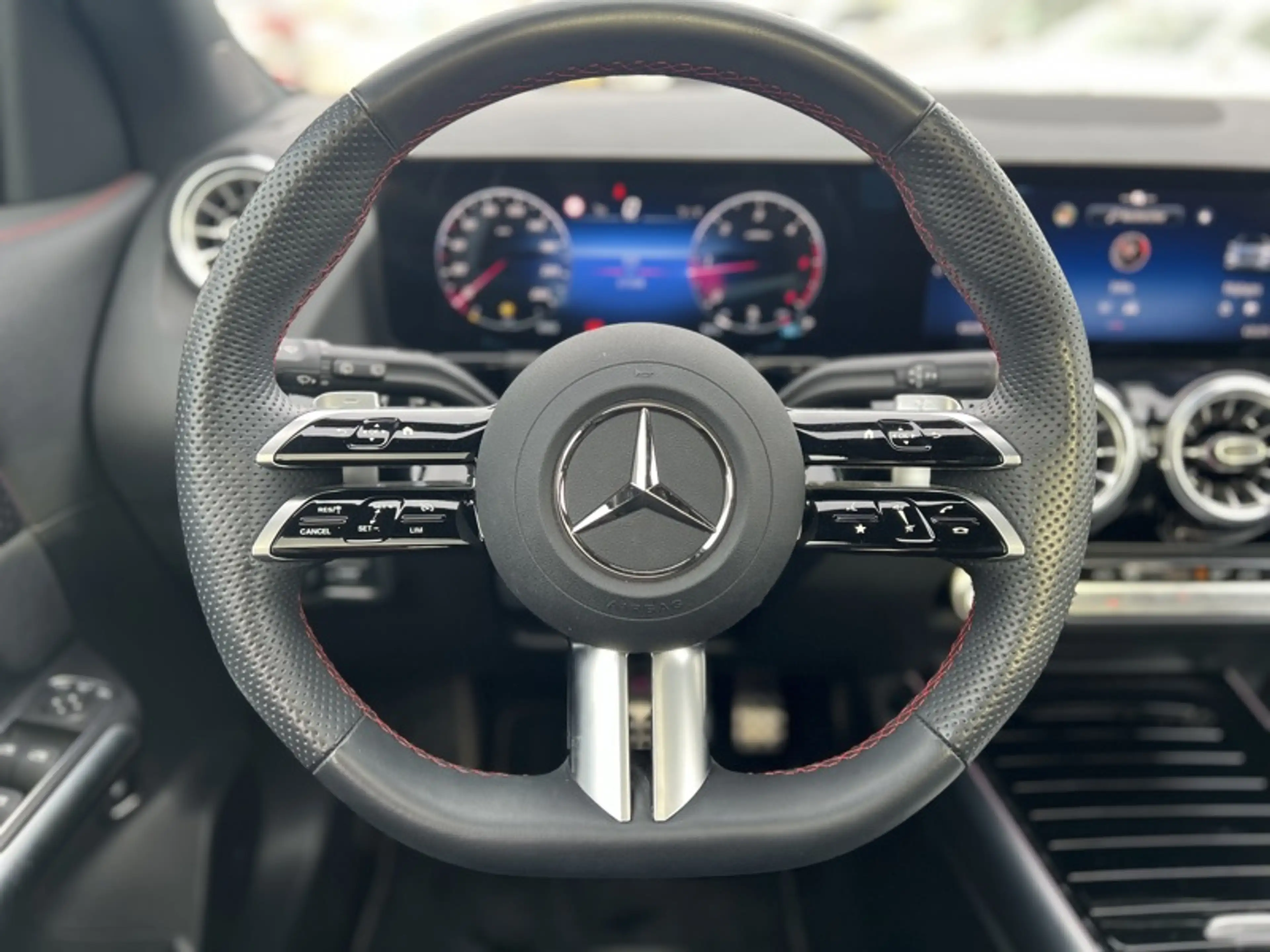 Mercedes-Benz GLA 180 d AMG Pack Night Toit Pano Attelage — photo 3
