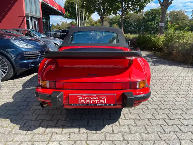 Porsche 911 view 7