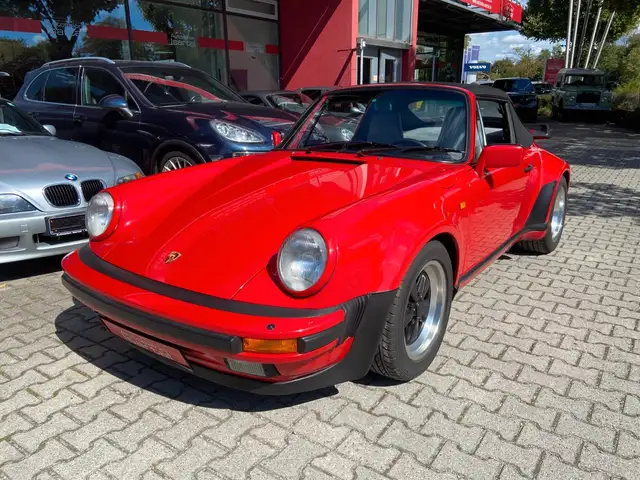 Porsche 911 view 8