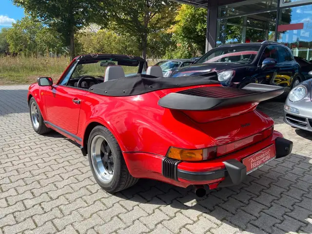 Porsche 911 view 3