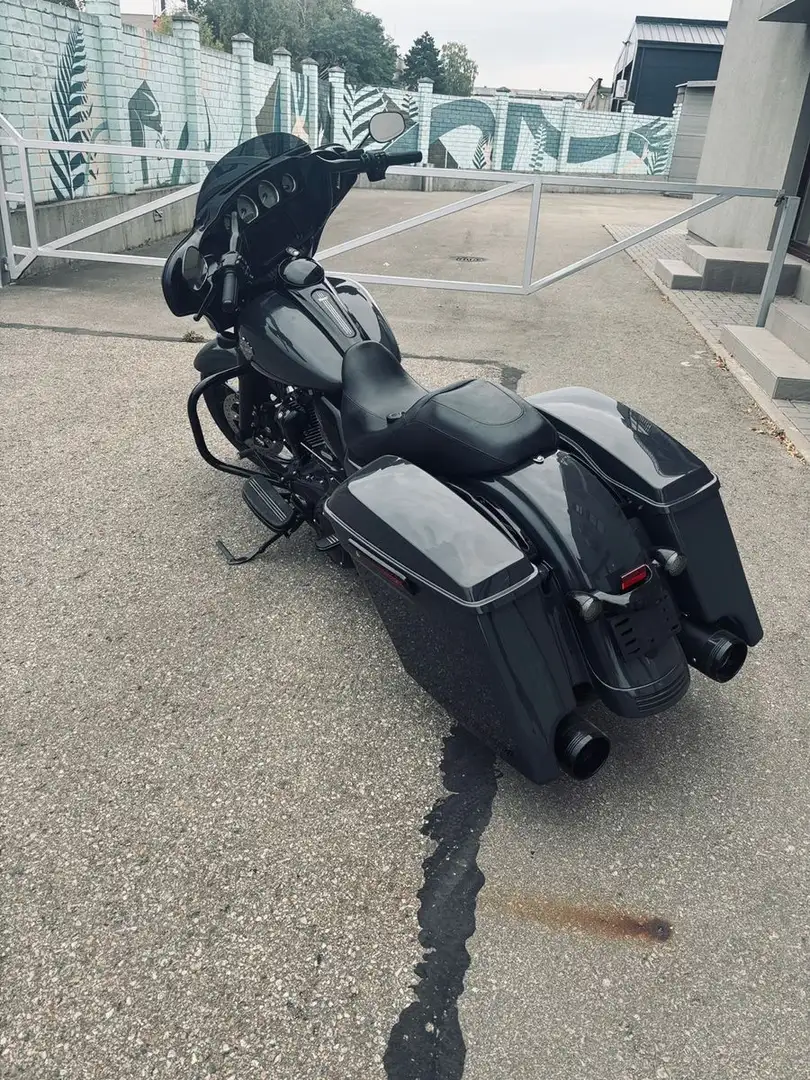 Harley-Davidson FLHX Street Glide 107ci Bagger Grau - 2