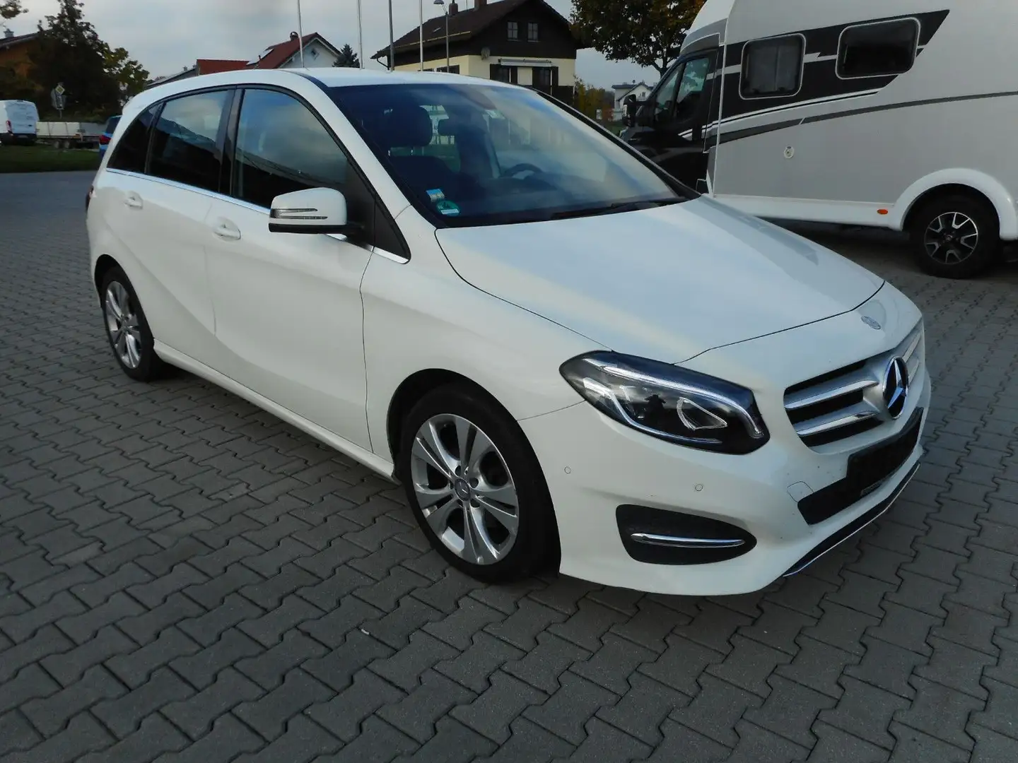 Mercedes-Benz B 180 Automatik  PDC LED  HU 04/2027 Weiß - 2