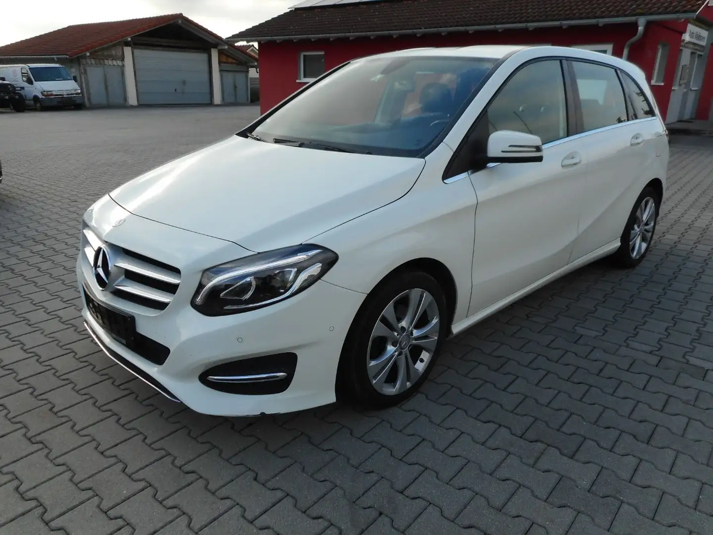 Mercedes-Benz B 180 Automatik  PDC LED  HU 04/2027 Weiß - 1