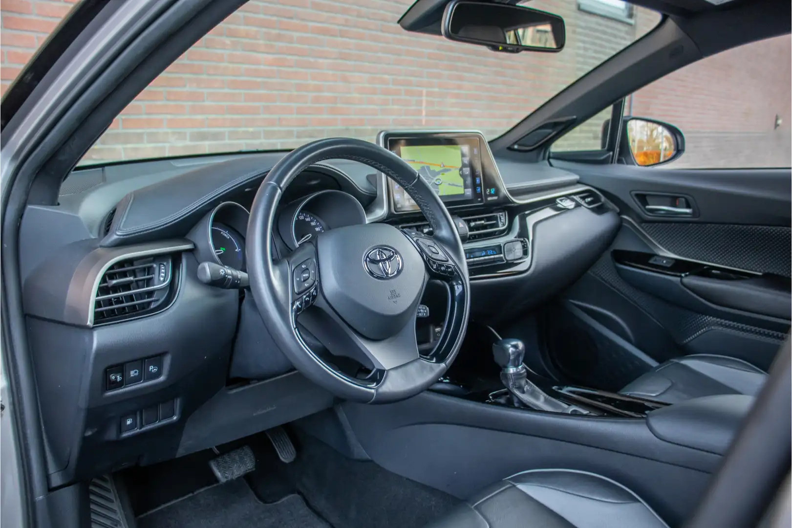 Toyota C-HR 1.8 Hybrid Black Edition, Origineel NL, Leder, Par Gris - 2