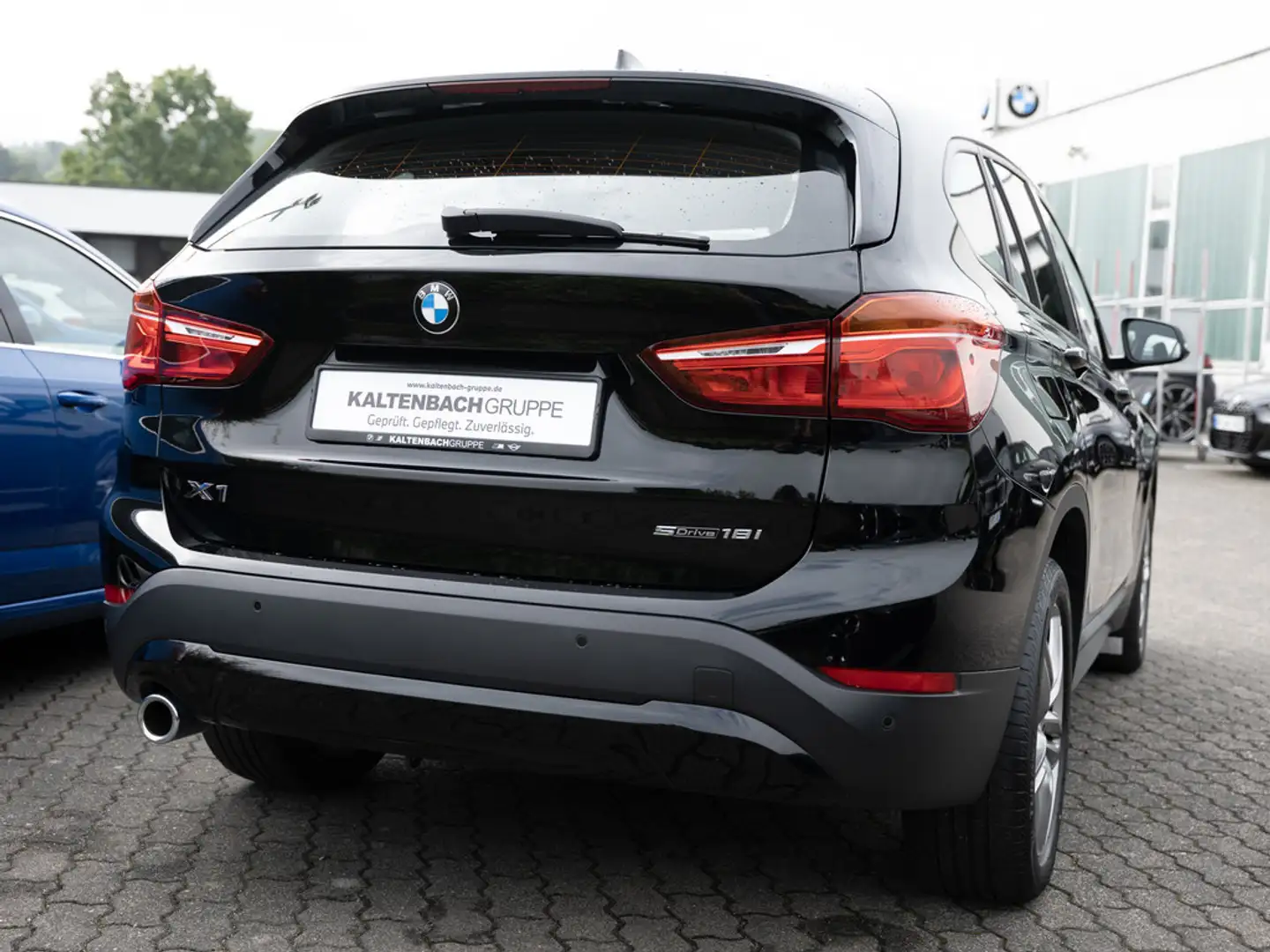 BMW X1 sDrive18i Advantage FACEL. AHK NAVI SHZ Zwart - 2