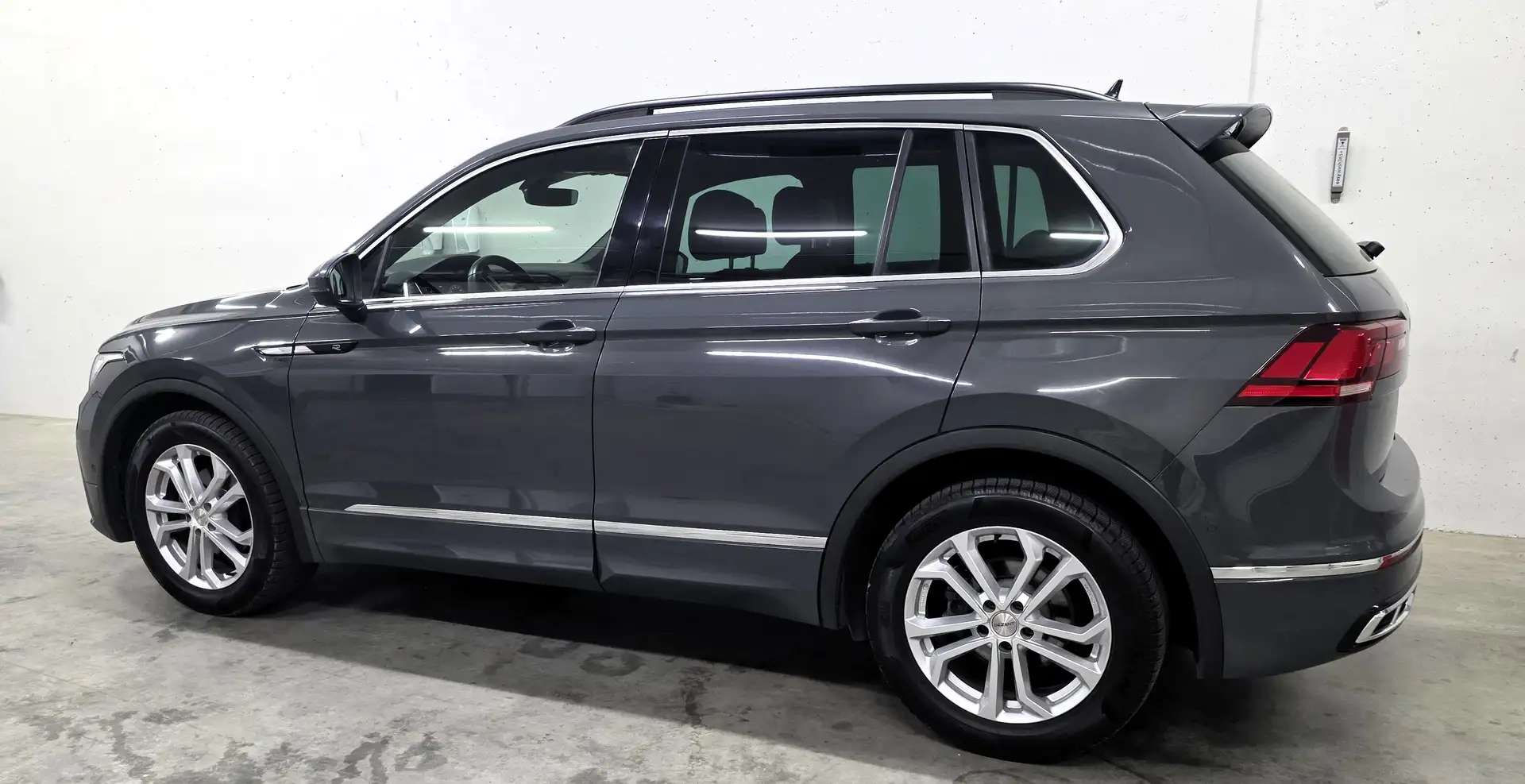 Volkswagen Tiguan R-line Delfingrau Metallic Grau - 2
