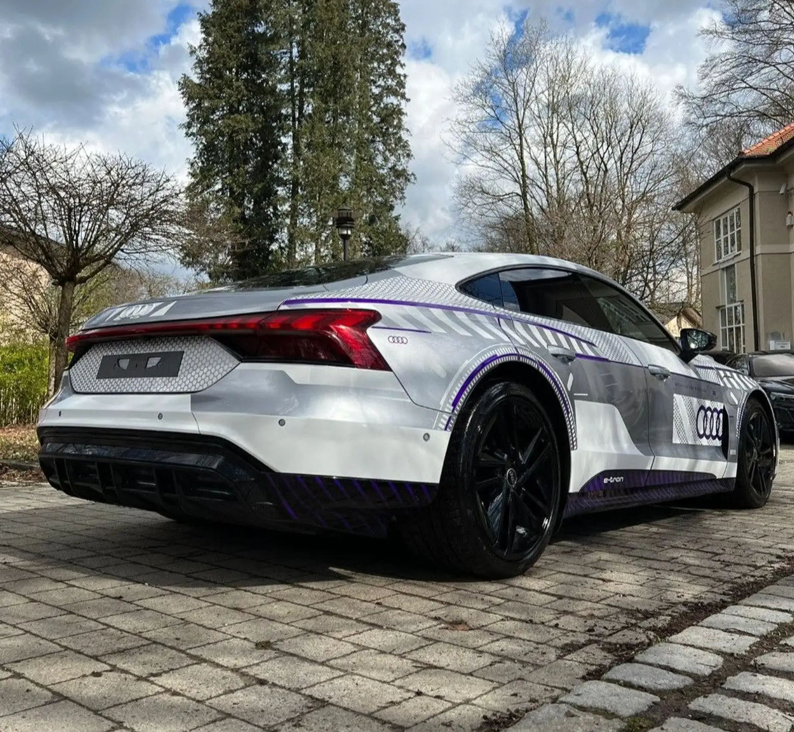 아우디 Audi e-tron GT 2024 은색 사진 3