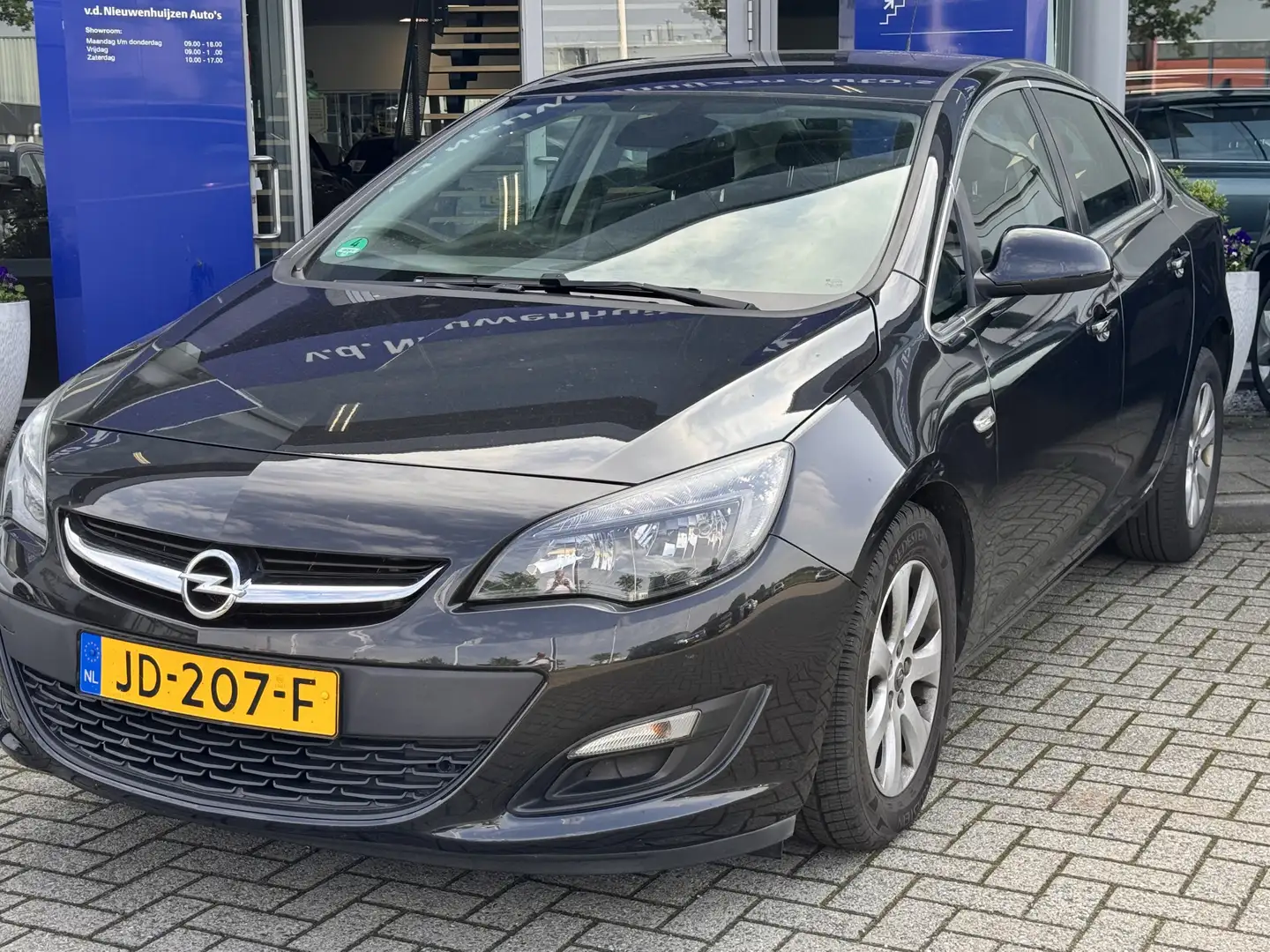 Opel Astra 1.4 Turbo Blitz Cruise Control  Trekhaak info: 049 Noir - 2
