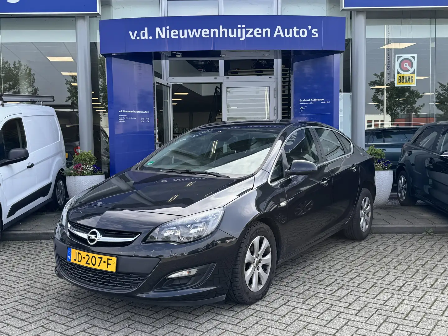 Opel Astra 1.4 Turbo Blitz Cruise Control  Trekhaak info: 049 Noir - 1