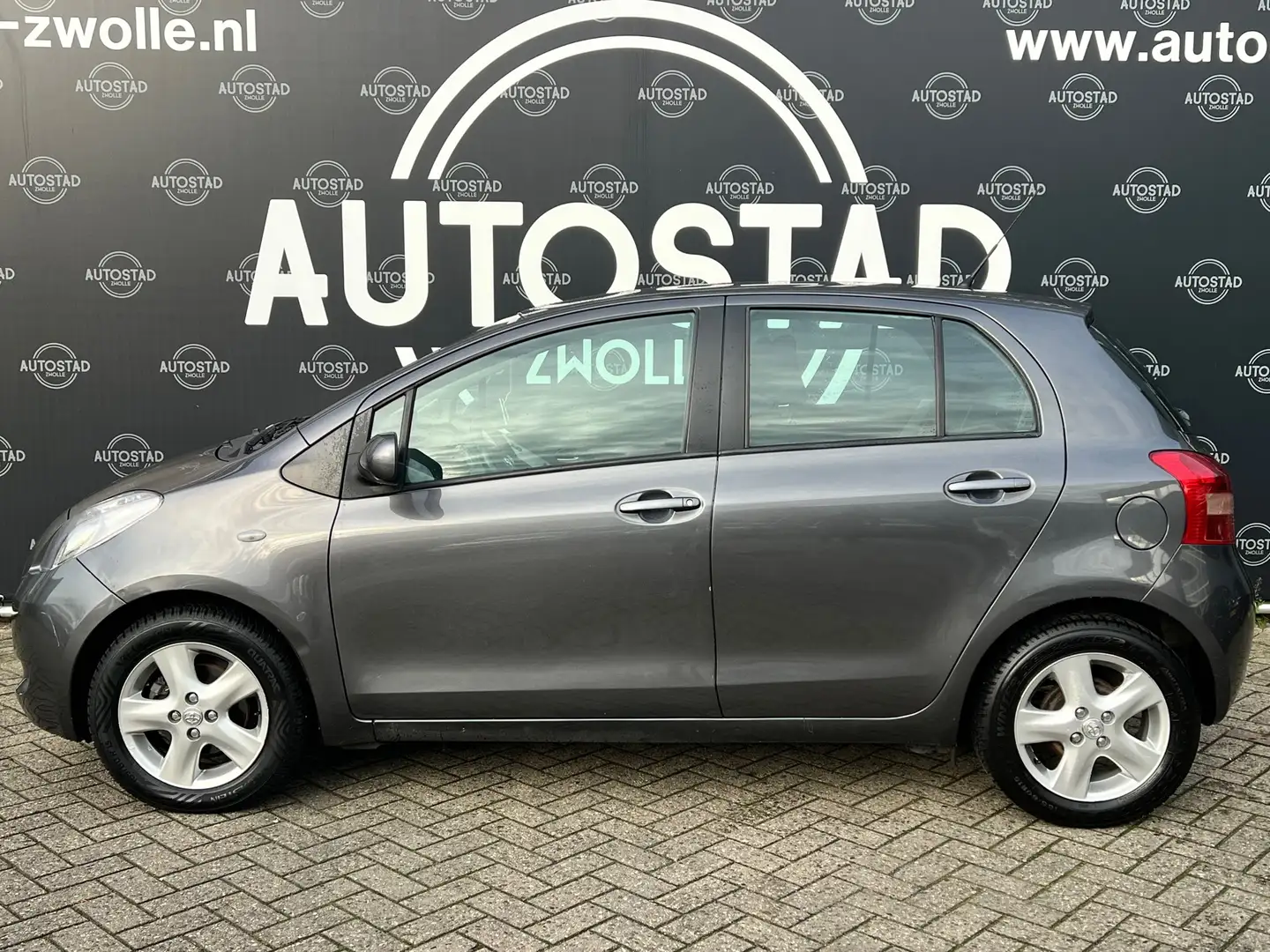 Toyota Yaris 1.3 VVTi Automaat/NL-Auto/2e Eigenaar/Airco/APK/NA Gris - 2