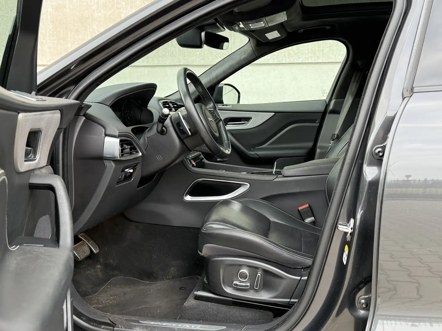 Jaguar F-Pace 2.0t AWD Premium Sport Edition Gris - 2