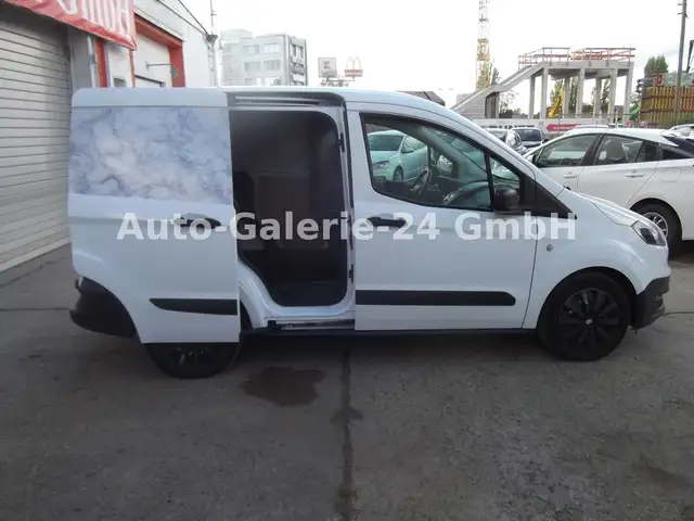 Ford Transit Courier view 4