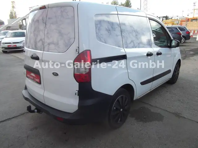 Ford Transit Courier view 10