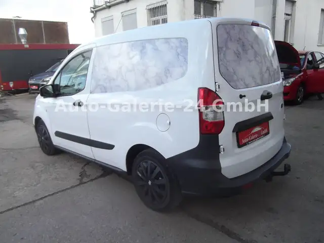 Ford Transit Courier view 9