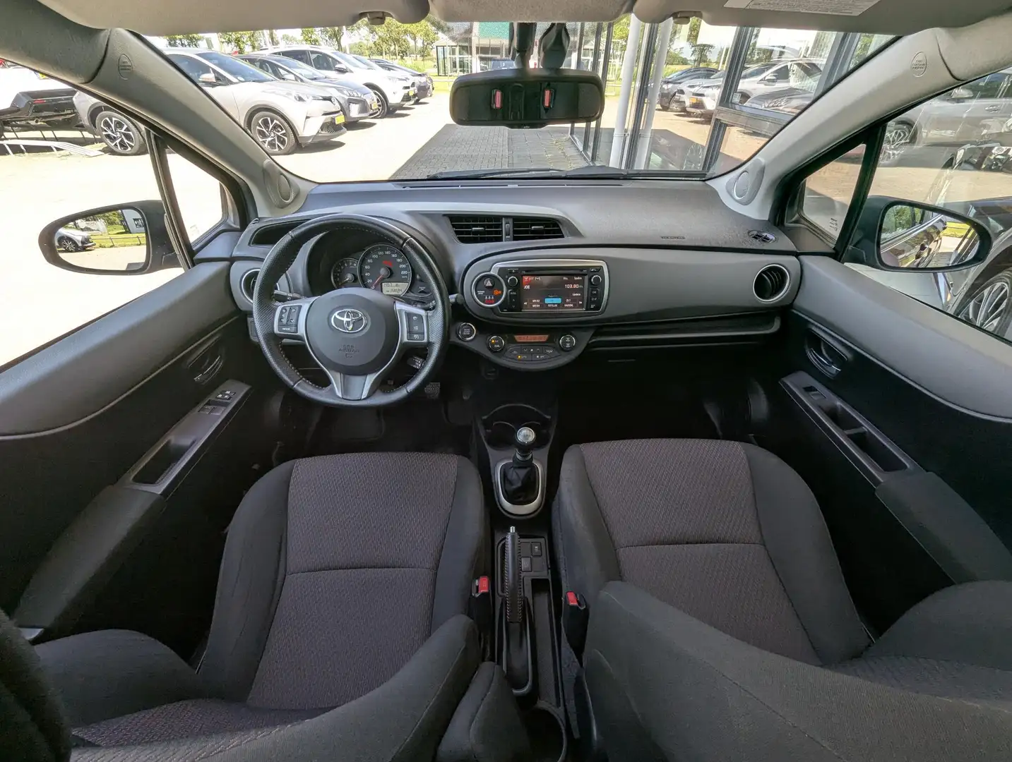 Toyota Yaris 1.3 VVT-i Dynamic | Trekhaak | Cruise | Climate co Rood - 2