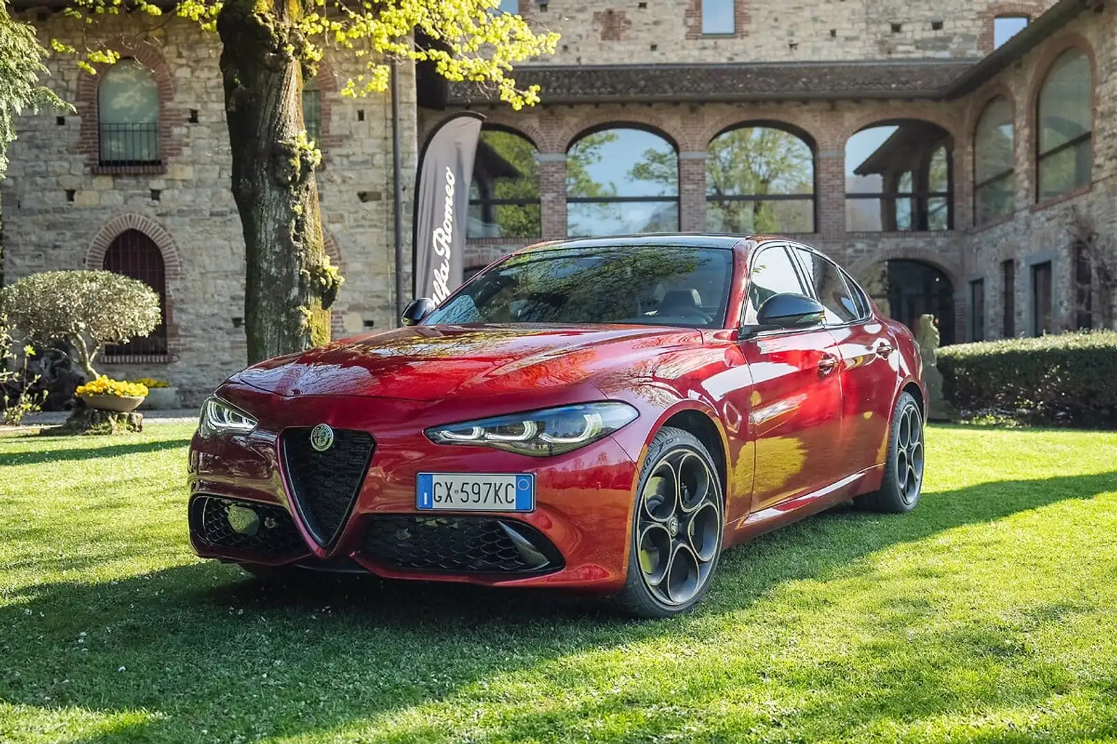 Alfa Romeo Giulia 2.0 Turbo 16V AT8-Q4 Intensa Zwart - 1