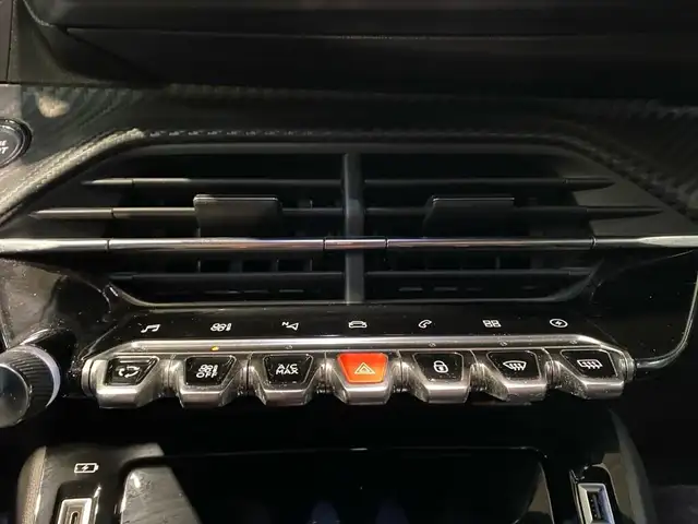 Peugeot 208 view 11