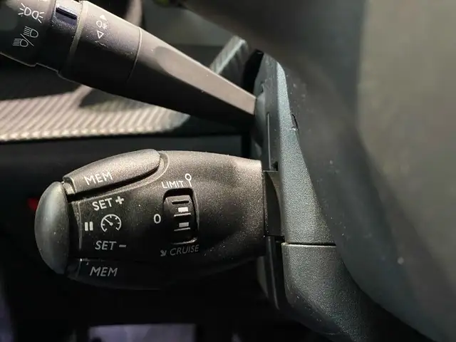 Peugeot 208 view 13