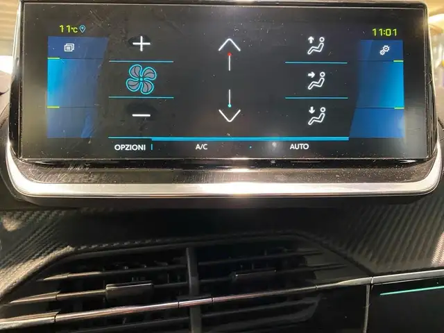 Peugeot 208 view 10