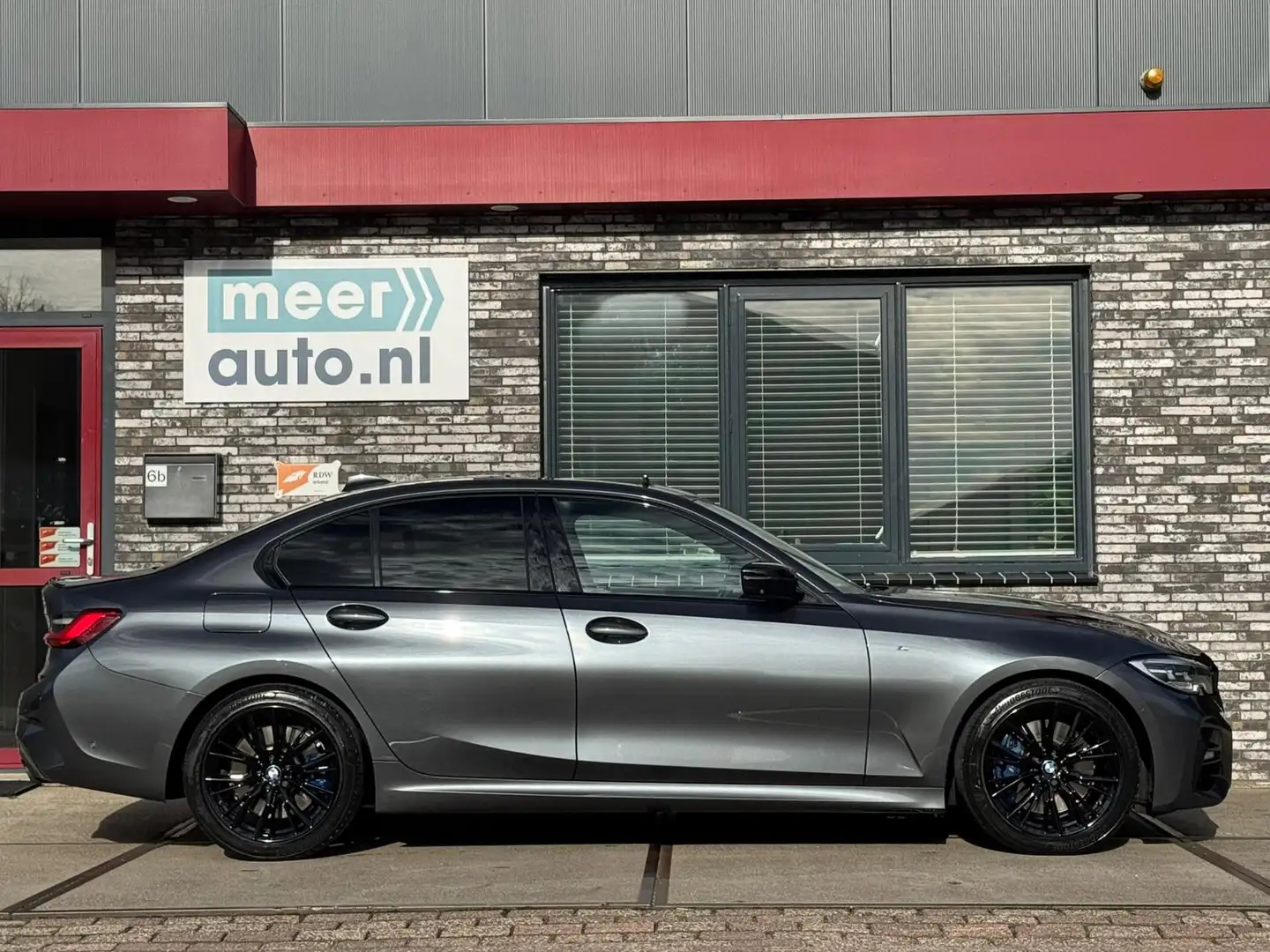 BMW 320 3-serie 320i High Executive M-SPORT VOL! SCHUIFDAK Grijs - 2