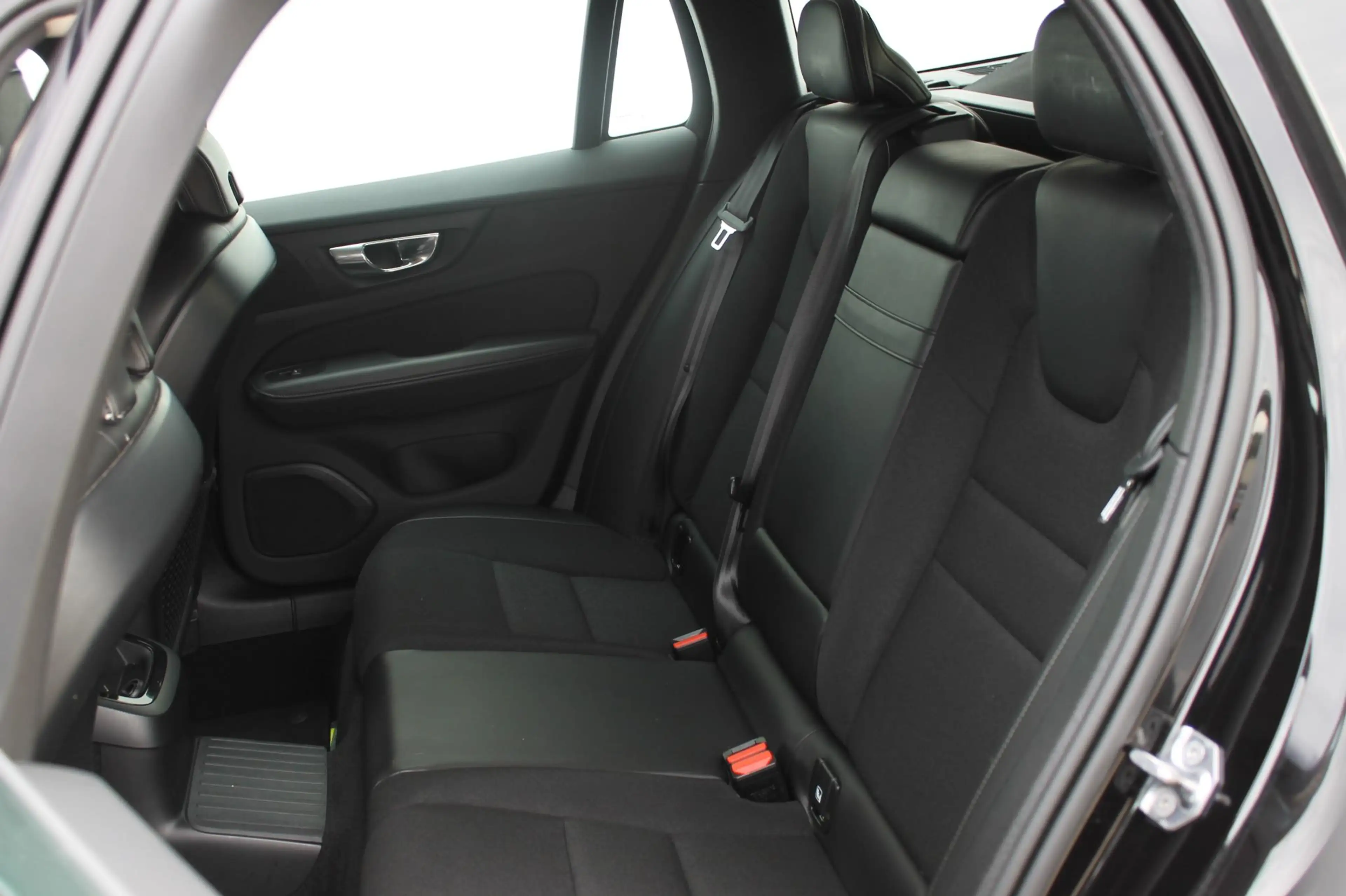 Volvo V60 T6 340PK Automaat Recharge AWD Business Pro Road S — photo 36
