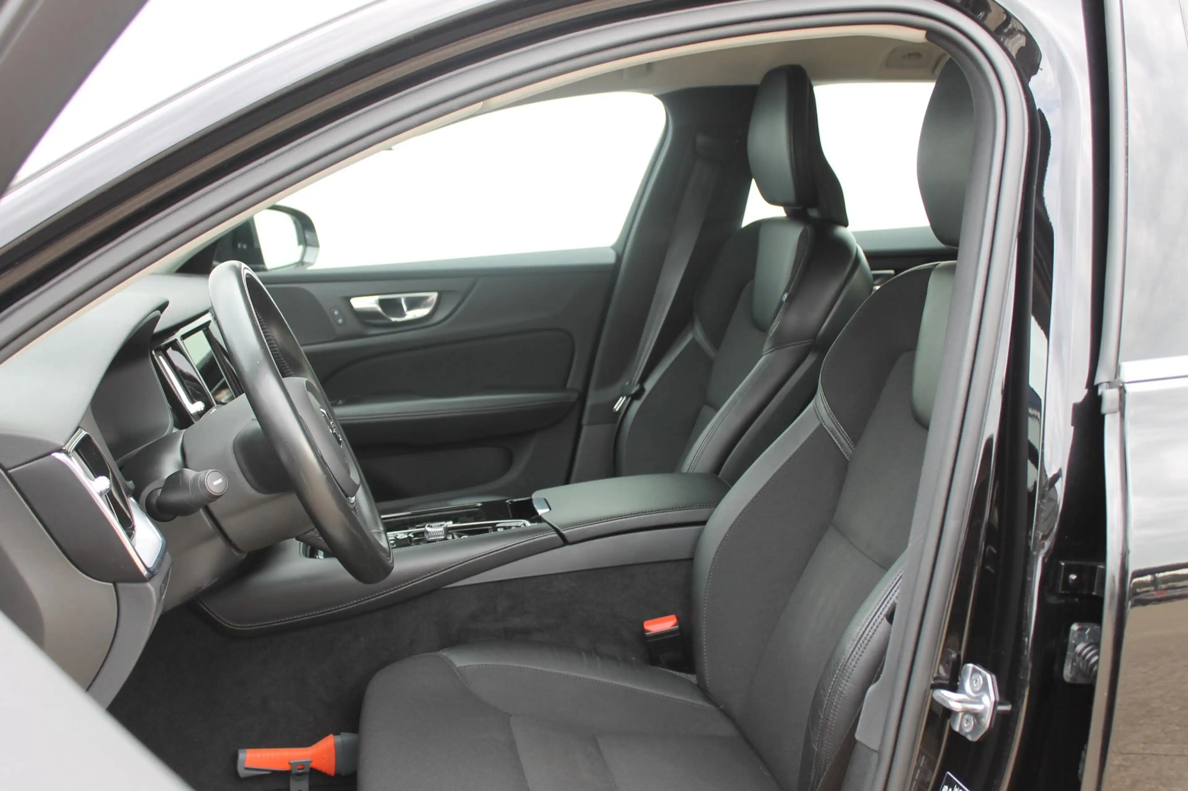 Volvo V60 T6 340PK Automaat Recharge AWD Business Pro Road S — photo 35