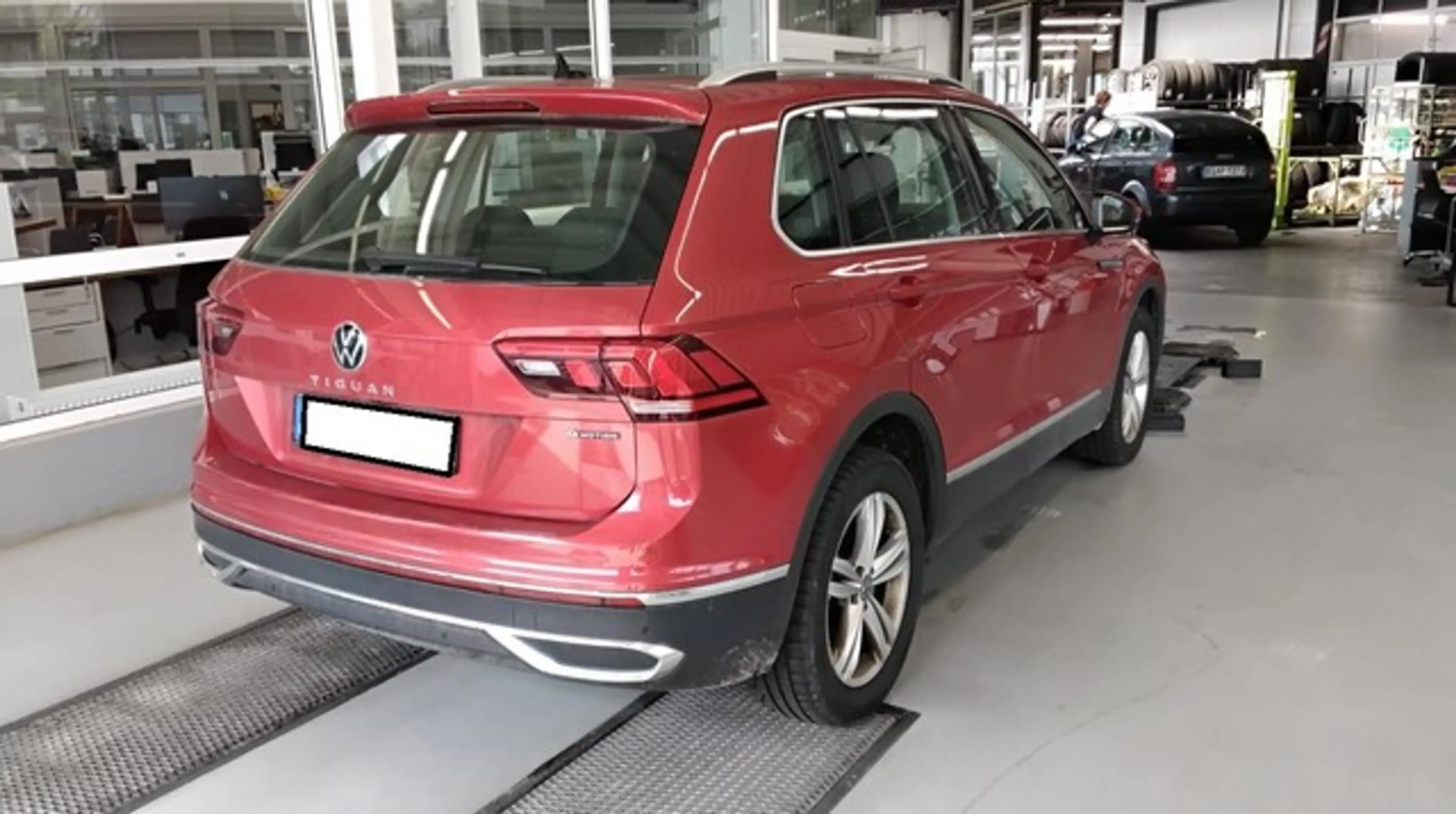 Volkswagen Tiguan 2.0TDI+DSG+4M+Elegance+ACC+Pano+AHK+AreaView+Pa... — photo 3