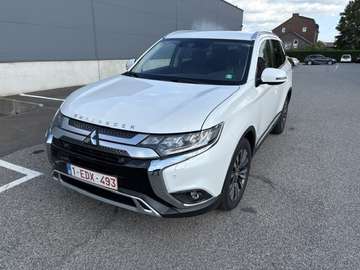 Outlander 2.0i 2WD Diamond Edition 7S CVT