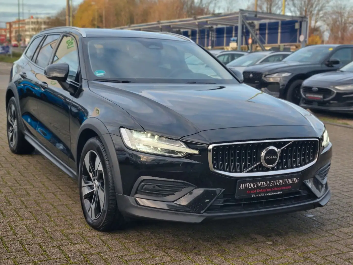 Volvo V60 Cross Country Plus AWD/Navi/Kamera/AHK/PDC Schwarz - 1