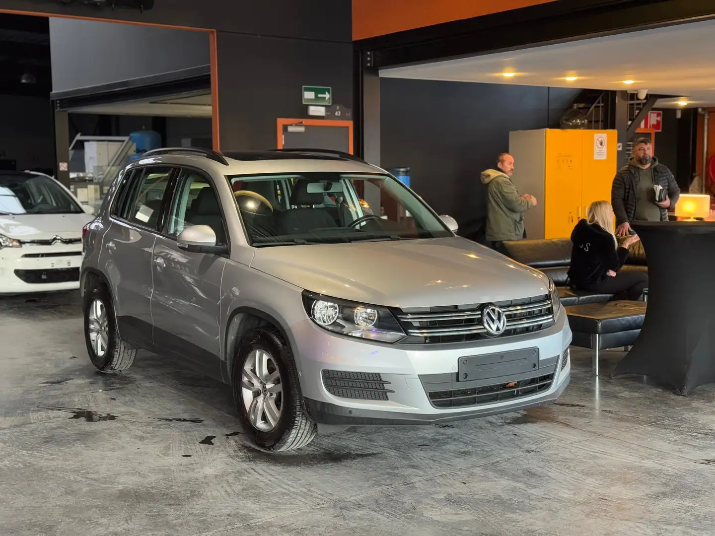 Volkswagen Tiguan 2.0 TDi SCR Trend//12 mois de garantie Gris - 1