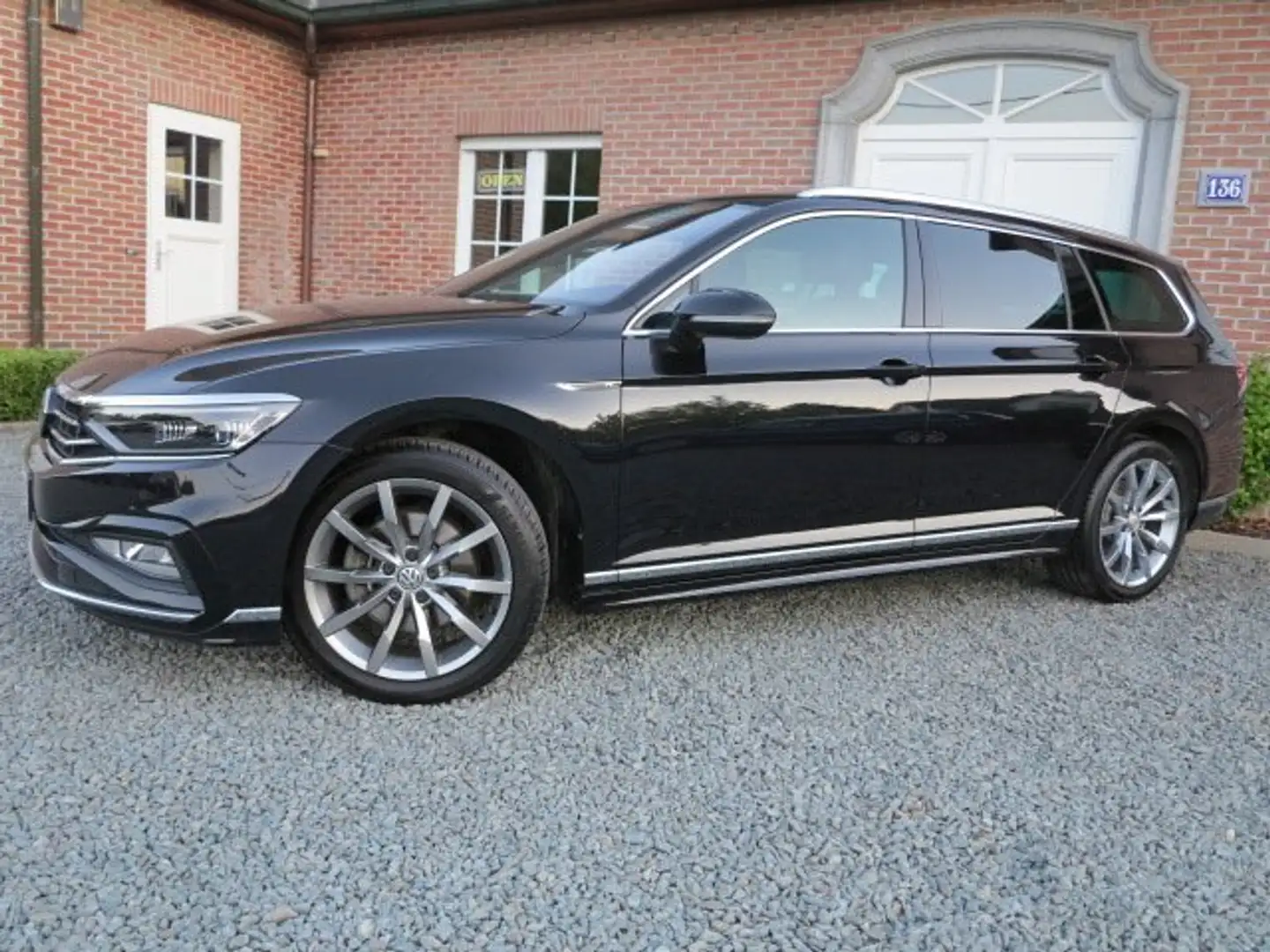 Volkswagen Passat Variant Passat Variant  R-LINE 1.6 TDI DSG Business Zwart - 2