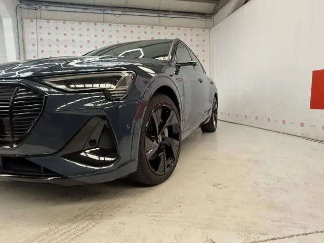 Audi E-Tron view 8