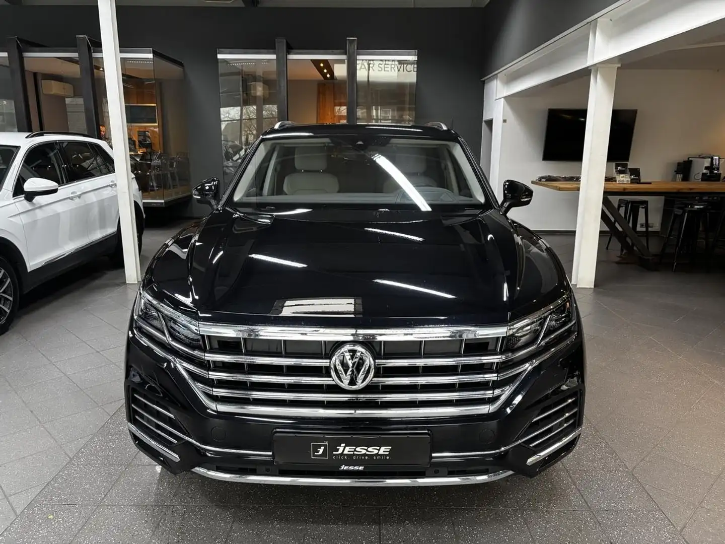 Volkswagen Touareg 3.0 V6 TDI Highline Matrix digi-Cockpit HUD R.Cam Černá - 2