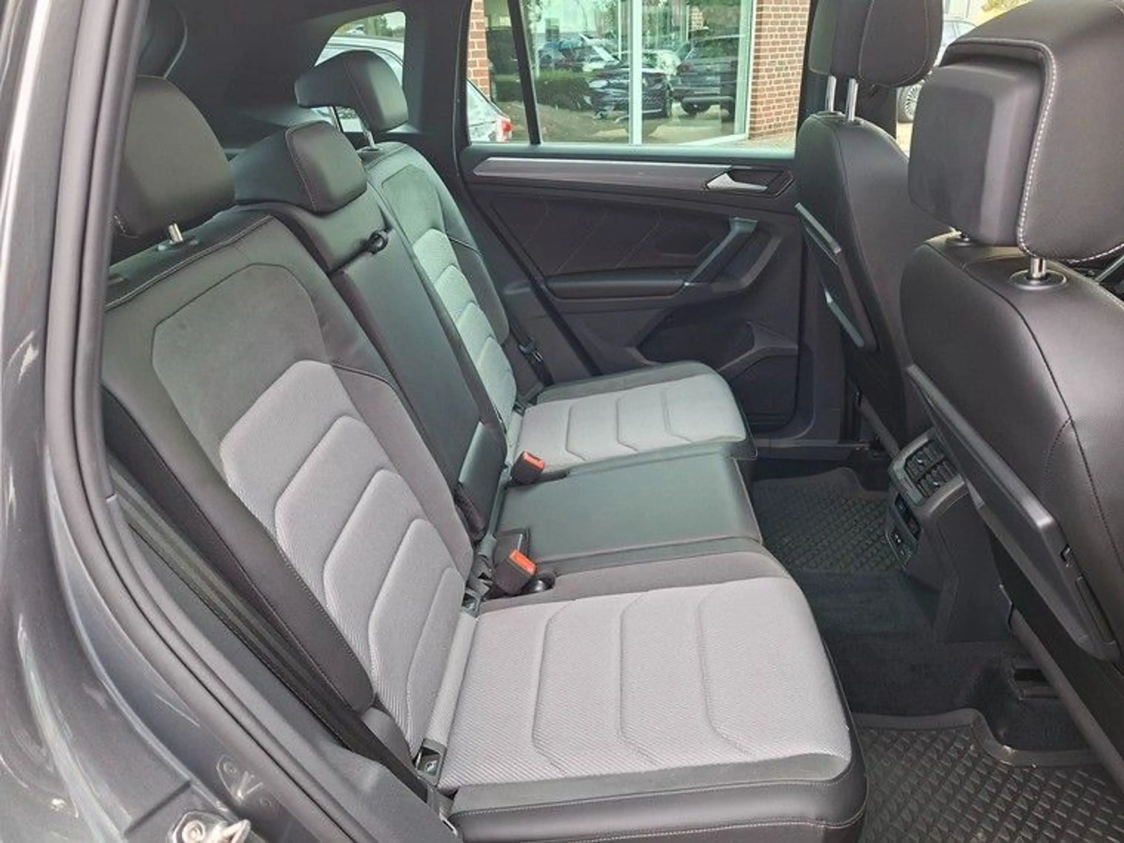 Volkswagen Tiguan 2,0 TDI Highline 4Motion R-LINE — photo 12