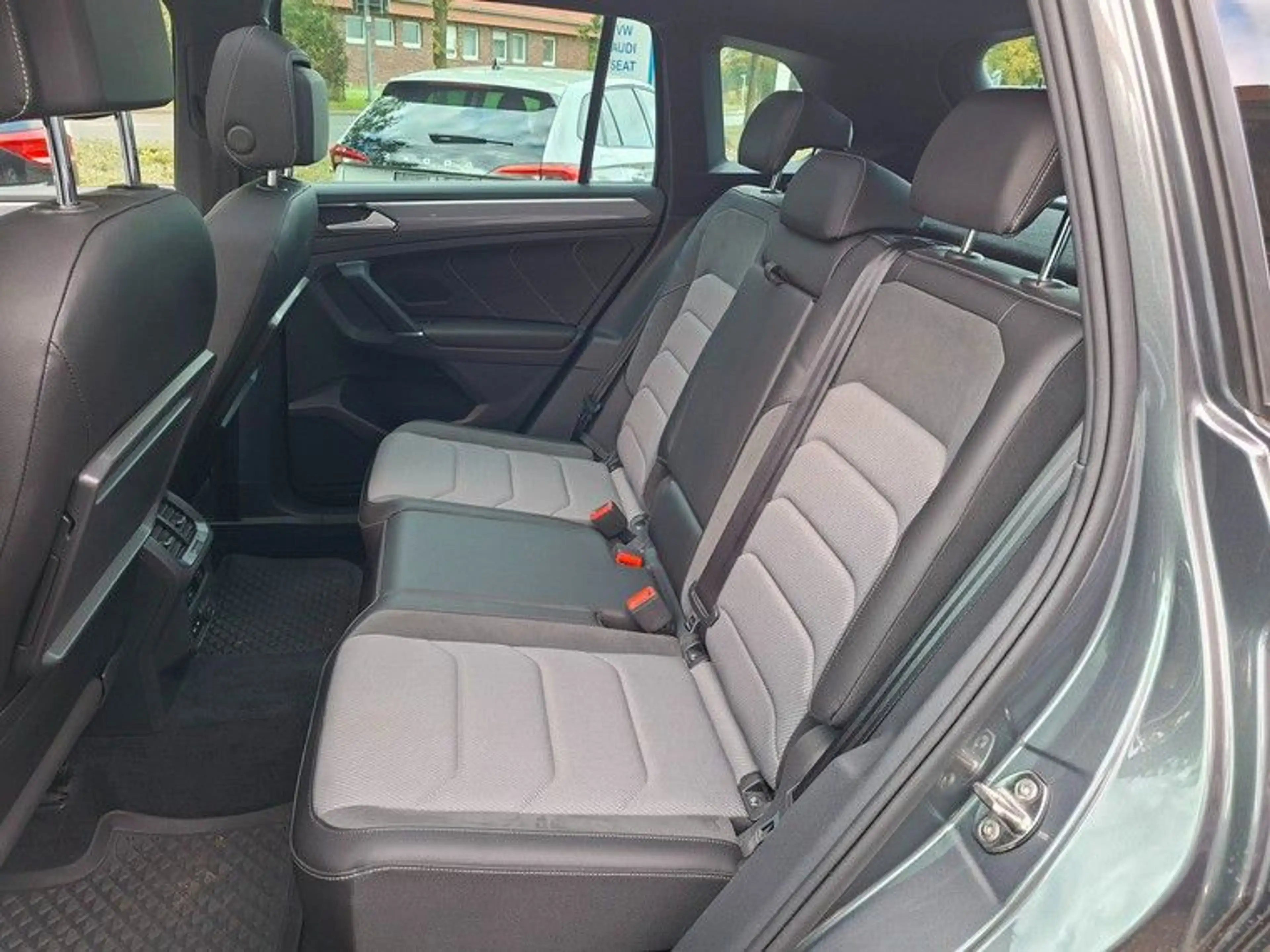 Volkswagen Tiguan 2,0 TDI Highline 4Motion R-LINE — photo 11