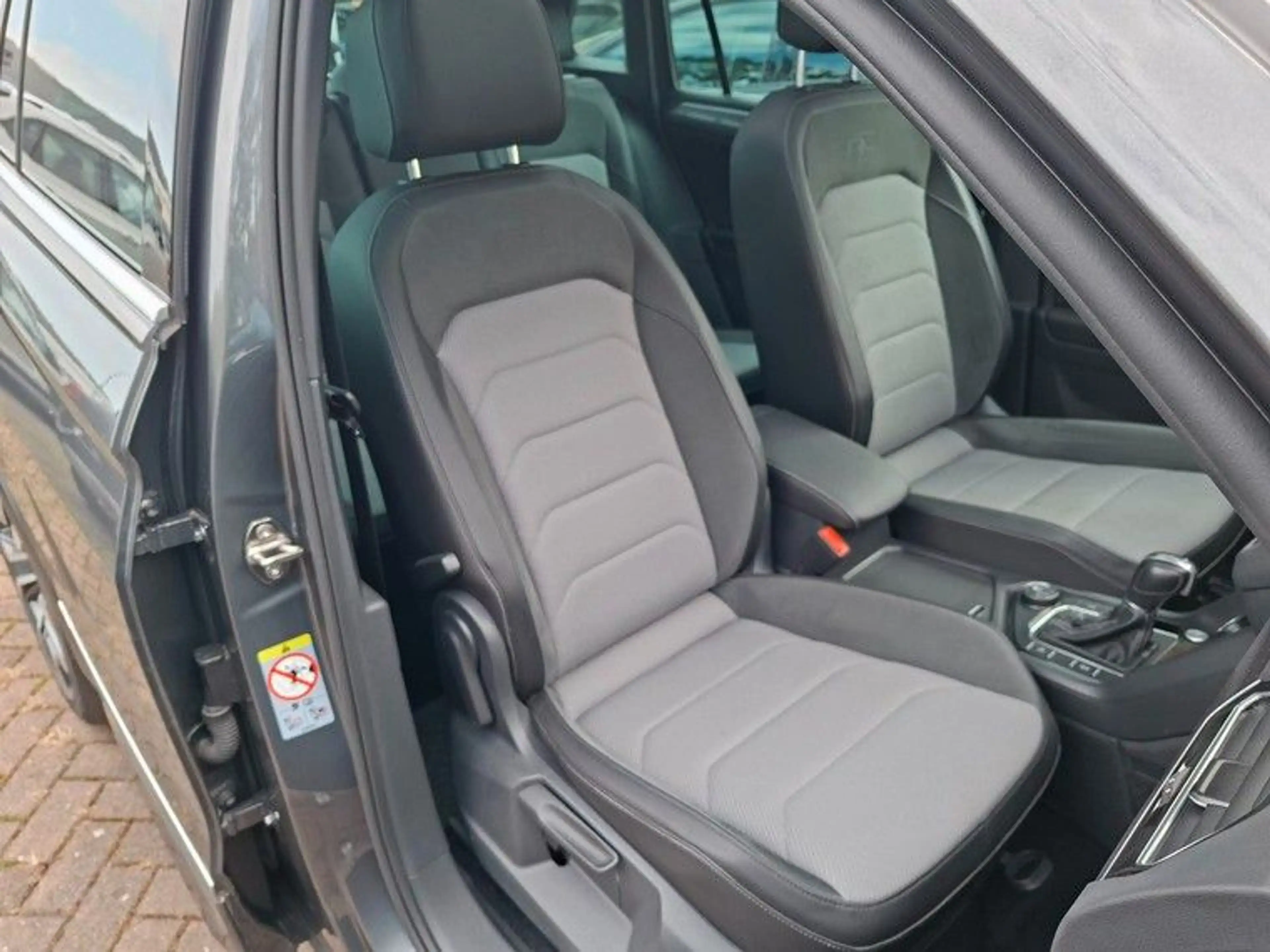 Volkswagen Tiguan 2,0 TDI Highline 4Motion R-LINE — photo 13