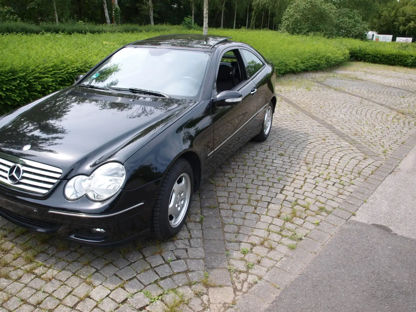 Mercedes-Benz C 180 Coupé in Schwarz gebraucht in Mönchengladbach für €  7.900,-