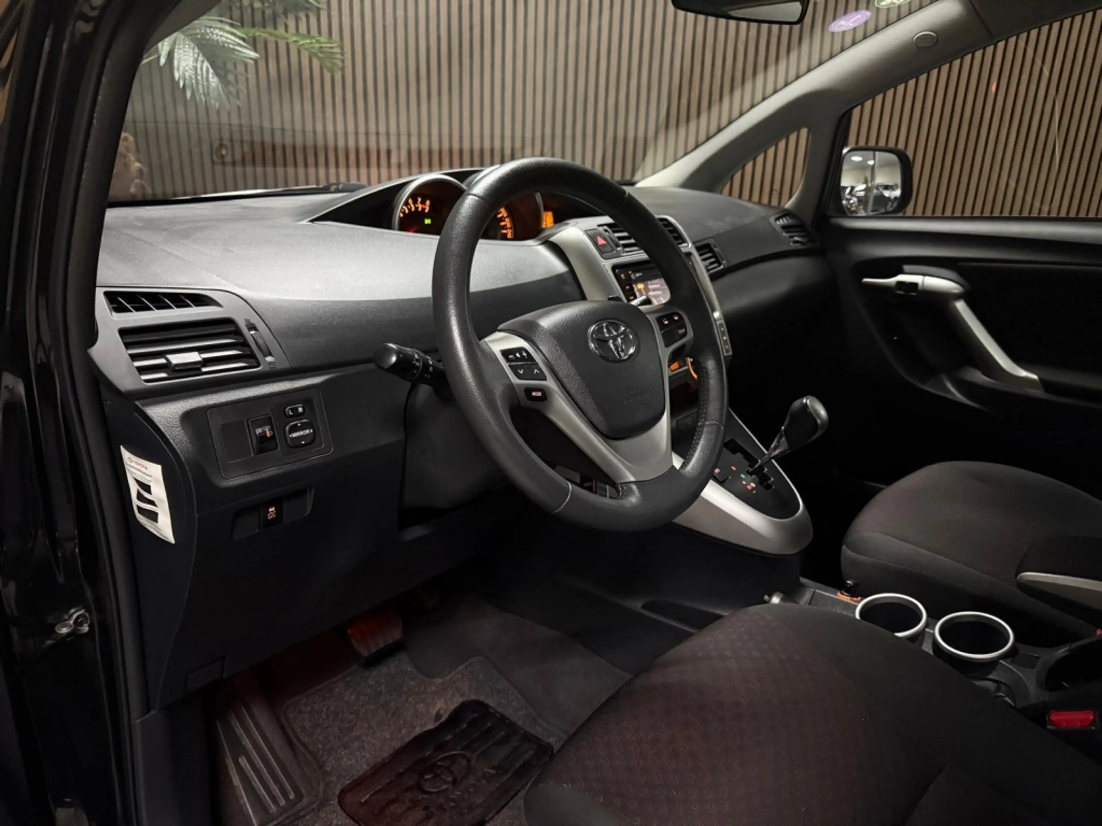 Toyota Verso 1.8 VVT-i Business — photo 9