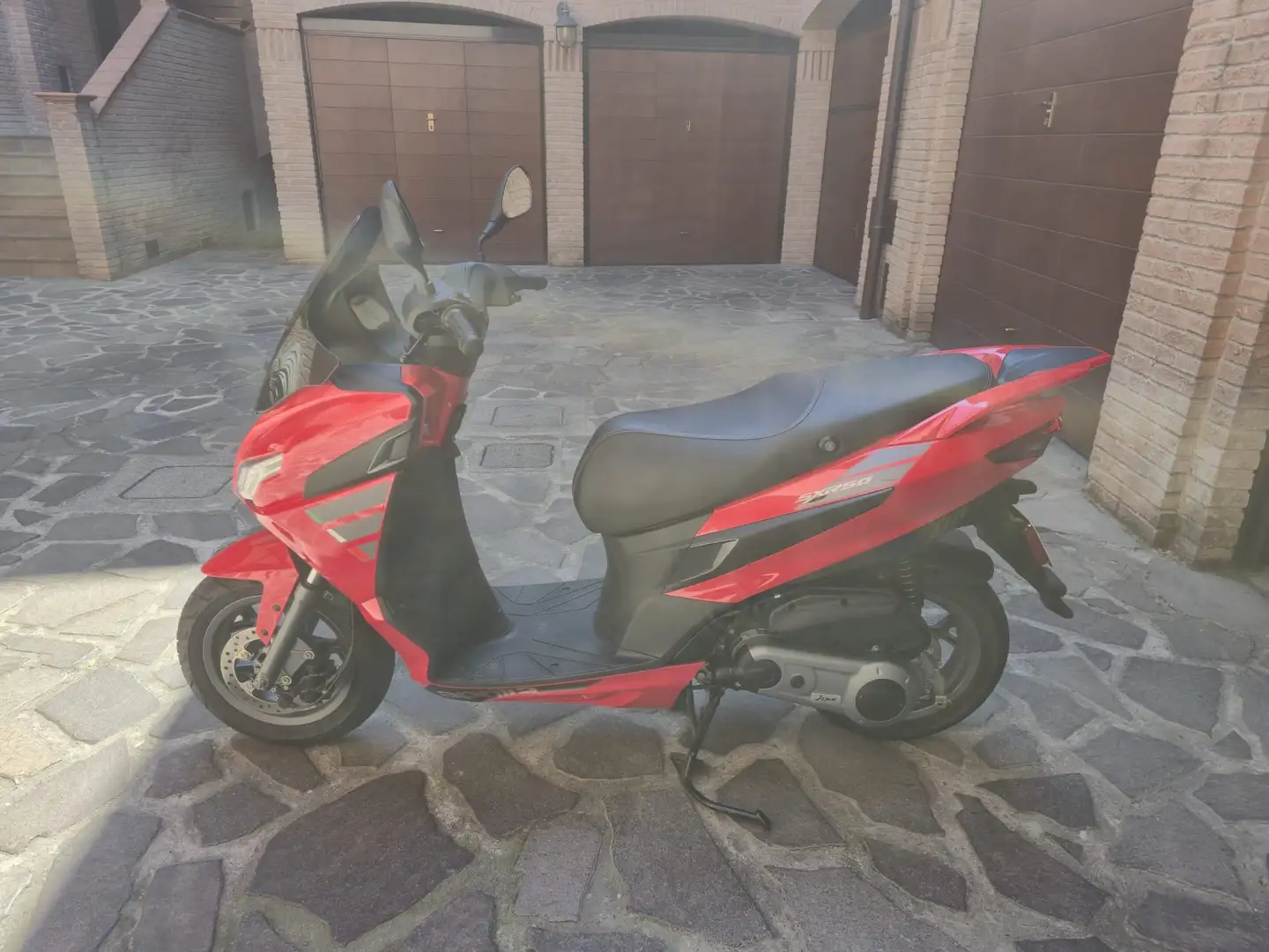 Aprilia SXR 50 Rosso - 2