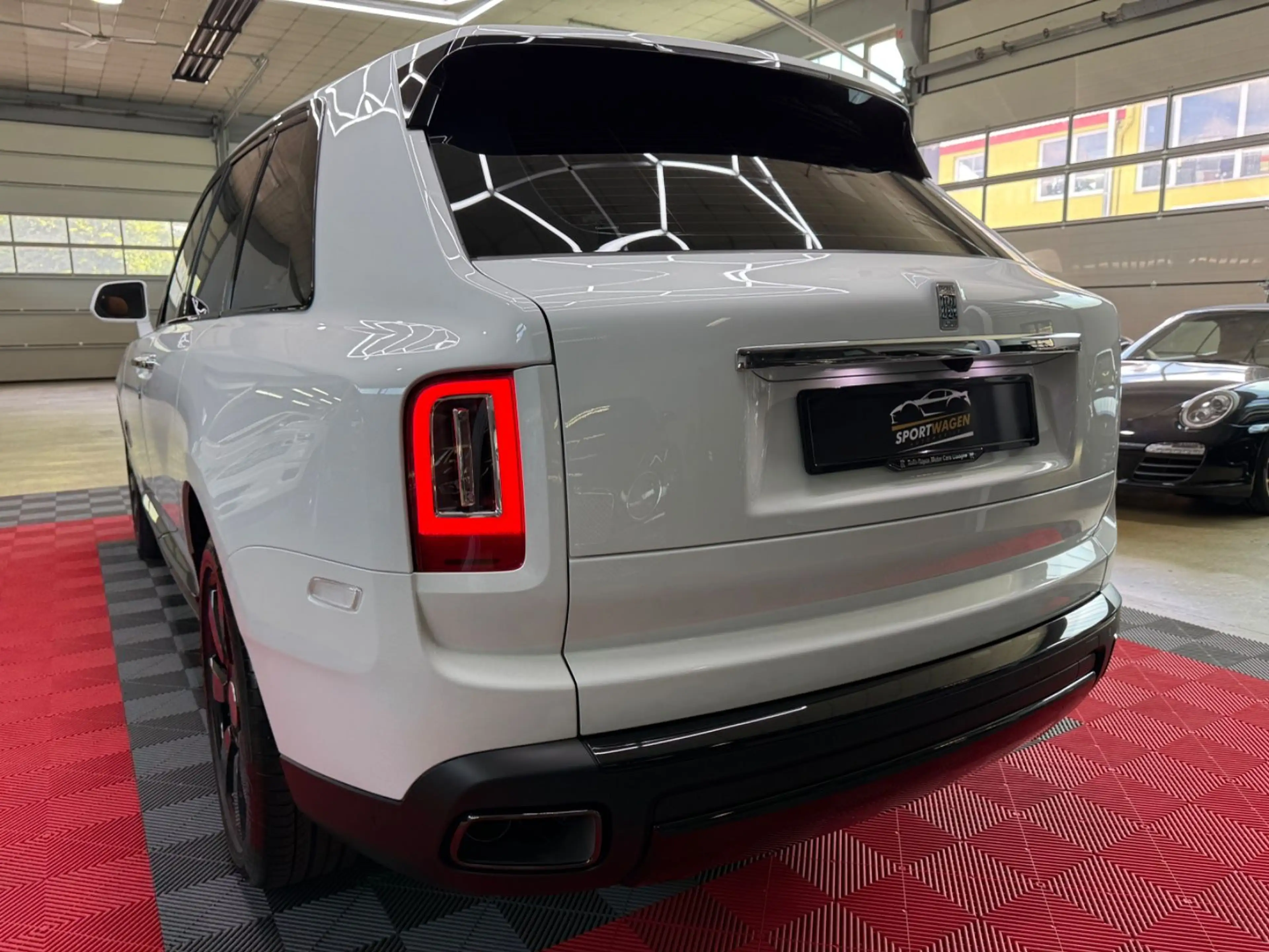 Rolls-Royce Cullinan Mandarin TV Bespoke HUD 360° Panorama — photo 13
