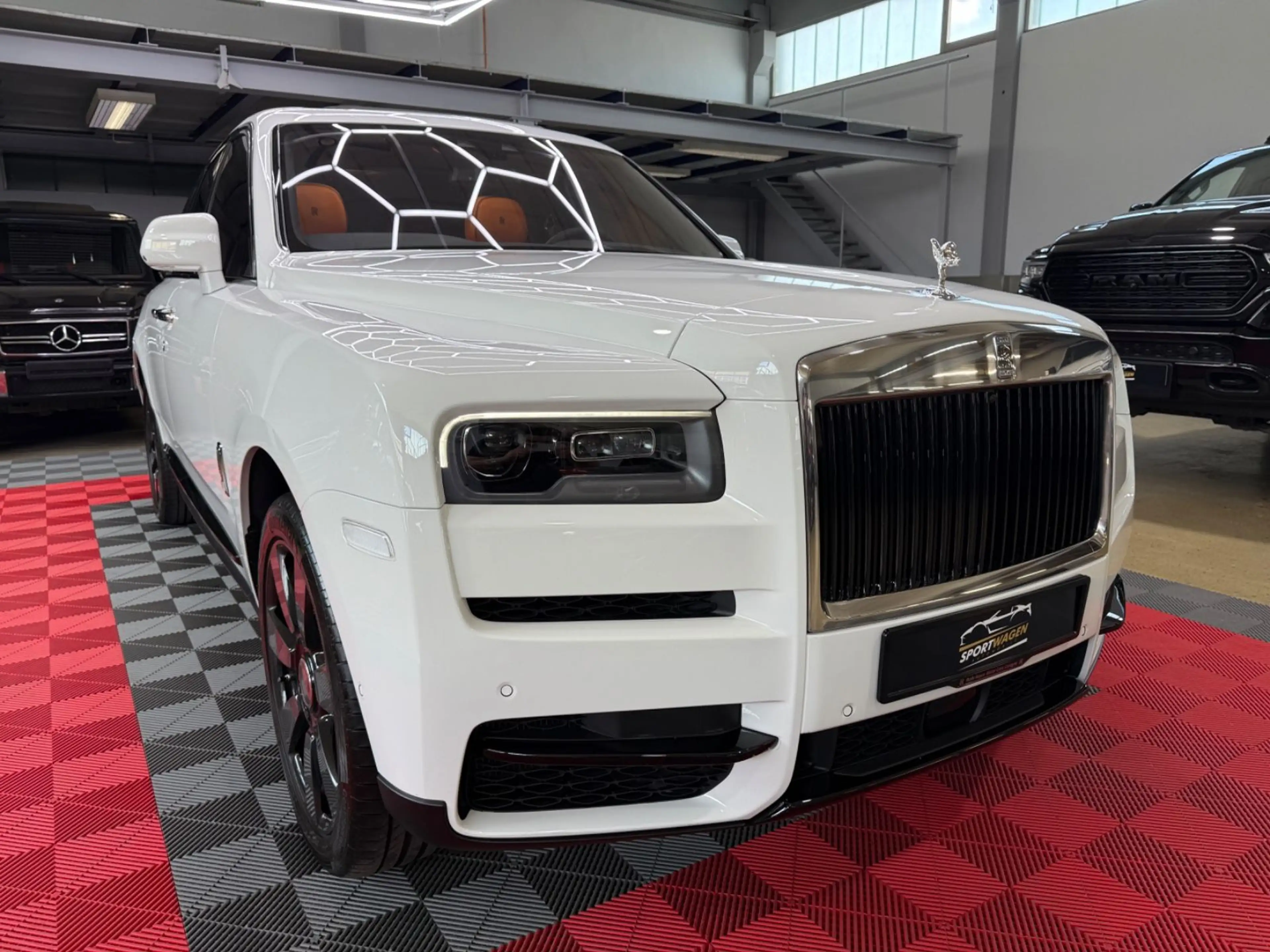 Rolls-Royce Cullinan Mandarin TV Bespoke HUD 360° Panorama — photo 14