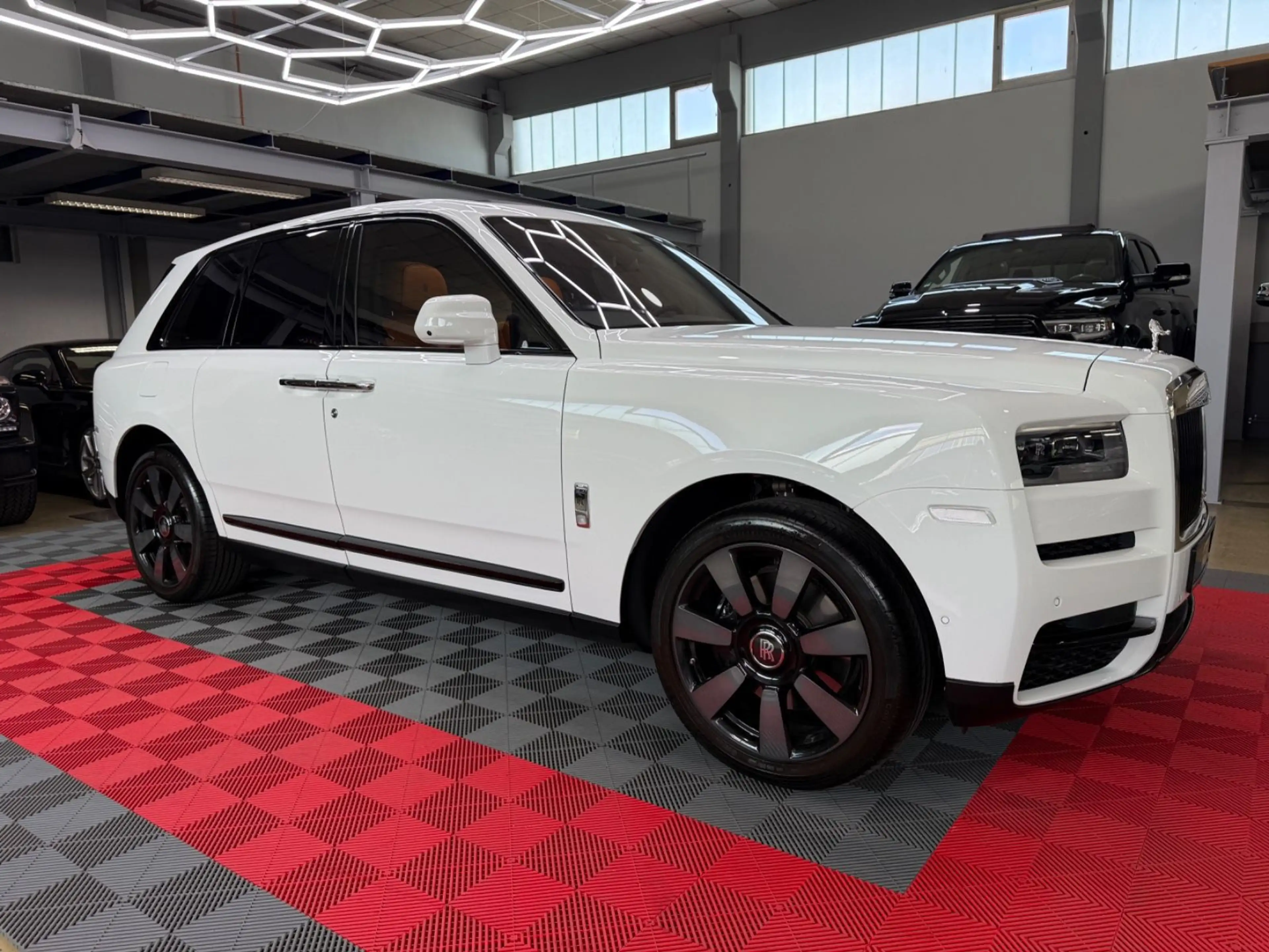 Rolls-Royce Cullinan Mandarin TV Bespoke HUD 360° Panorama — photo 9