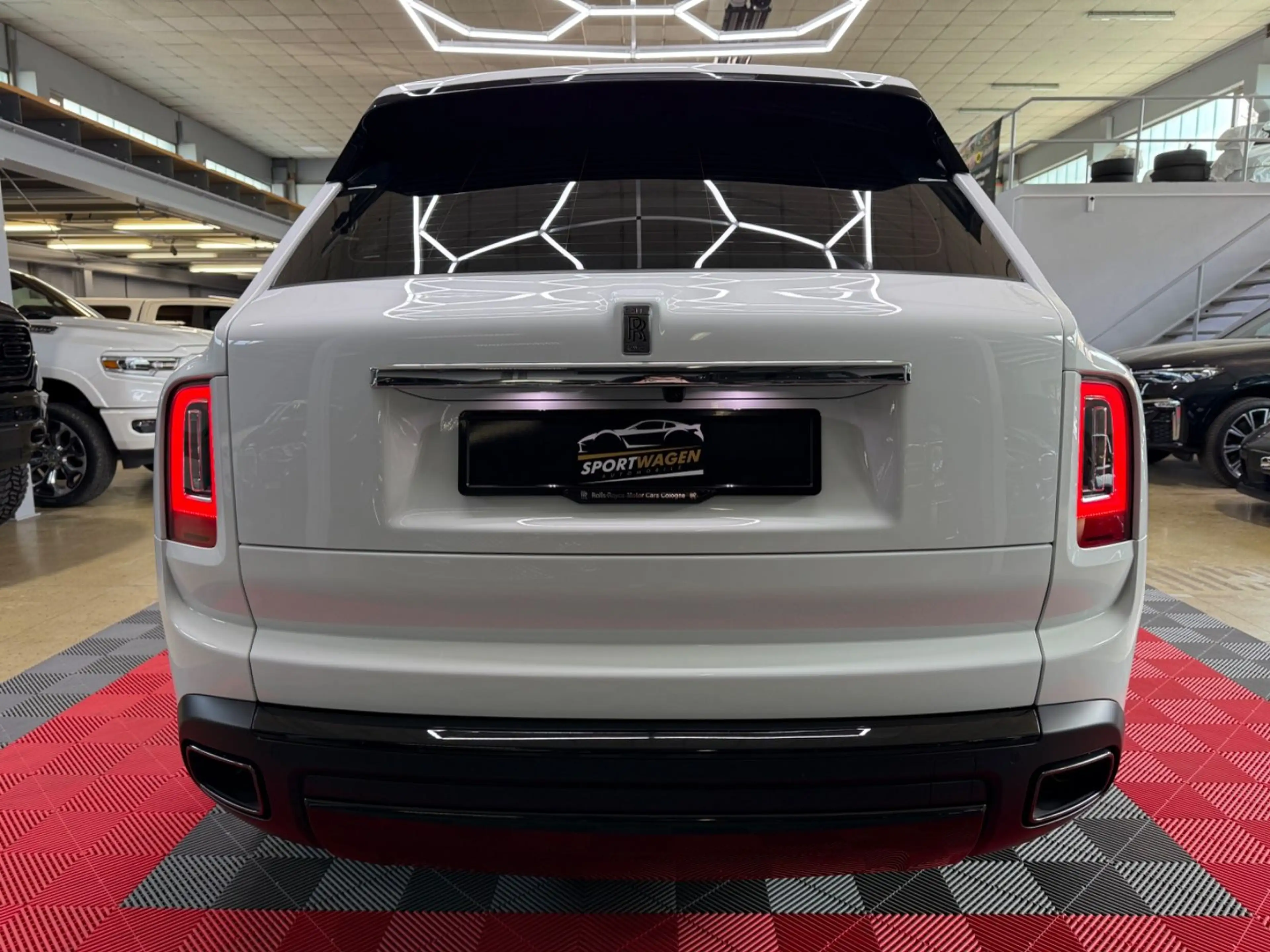 Rolls-Royce Cullinan Mandarin TV Bespoke HUD 360° Panorama — photo 12