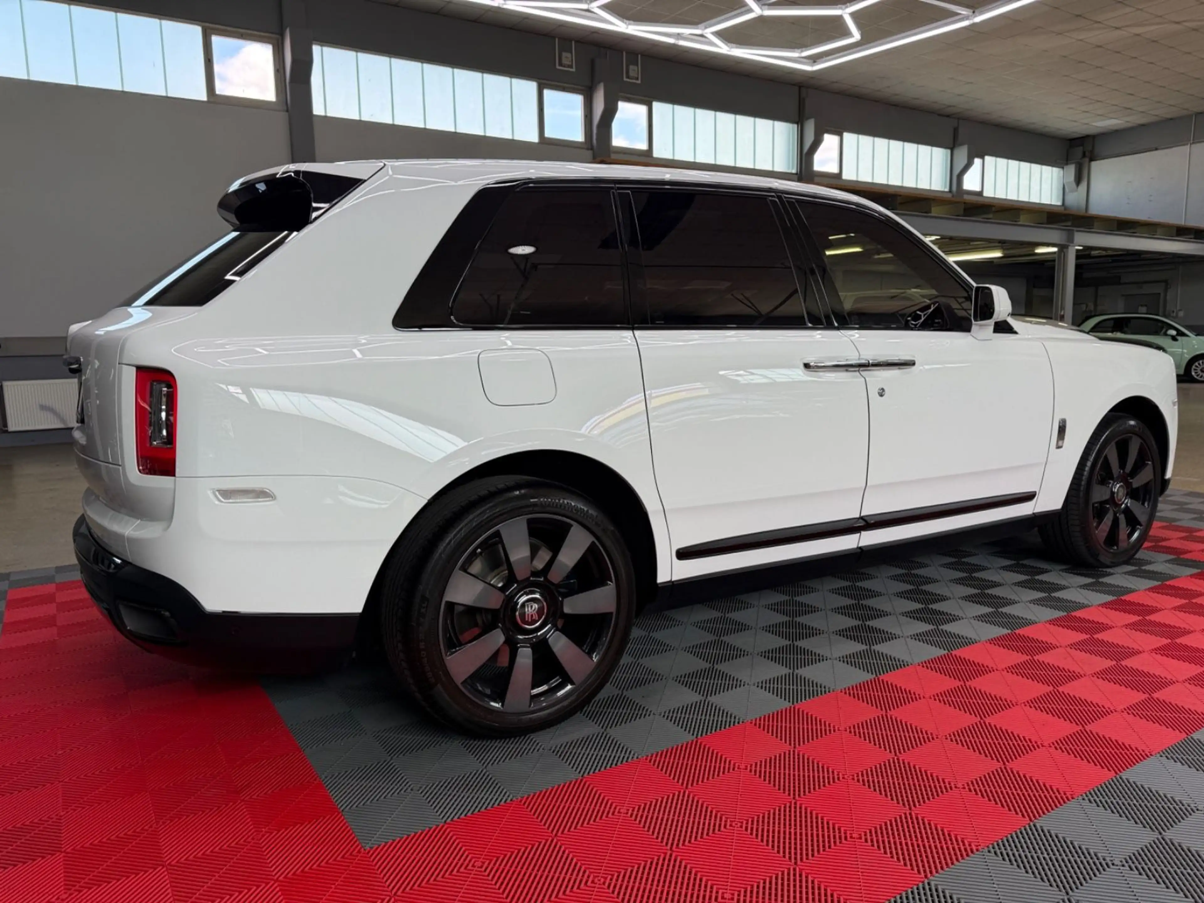 Rolls-Royce Cullinan Mandarin TV Bespoke HUD 360° Panorama — photo 10