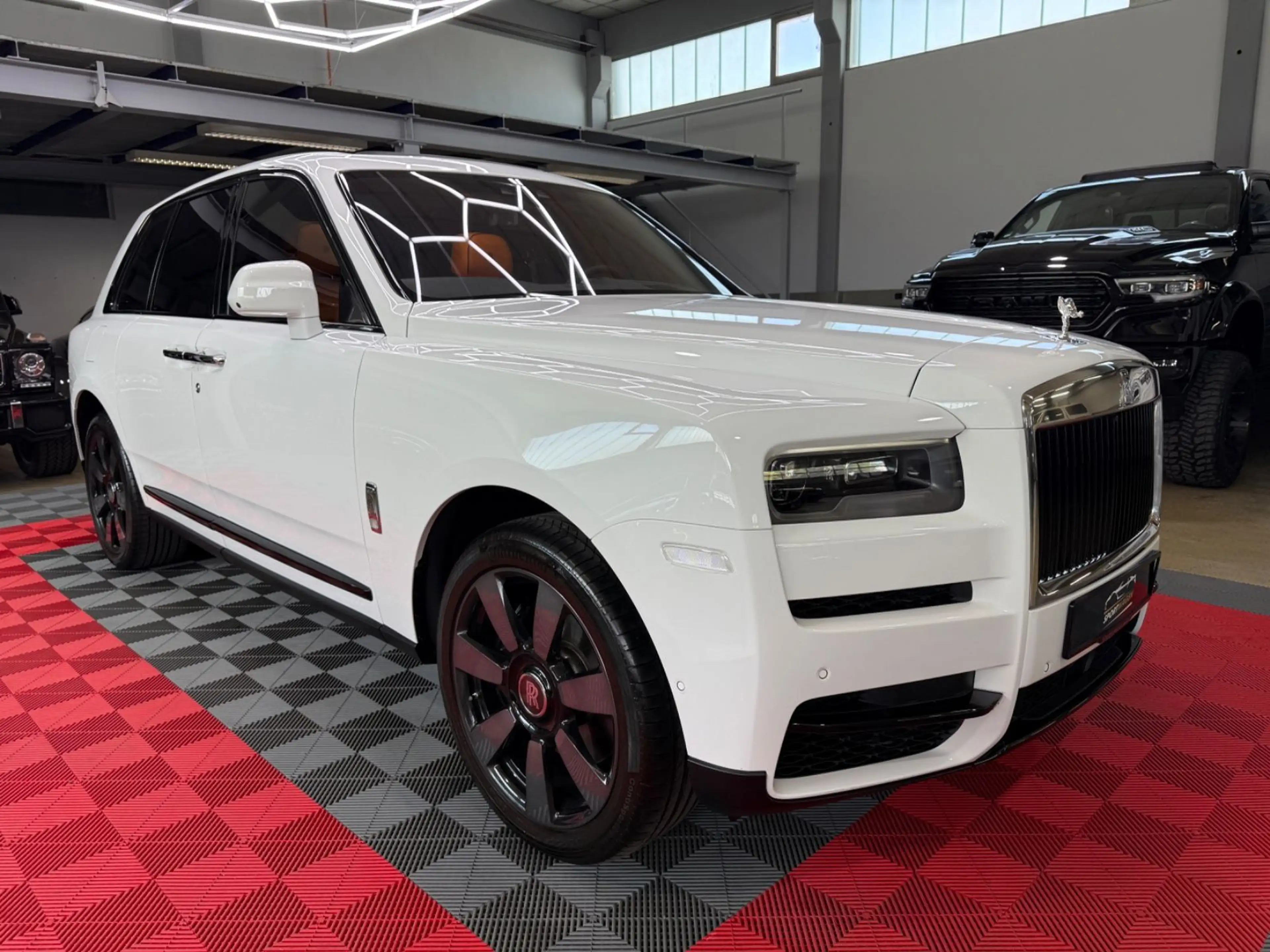Rolls-Royce Cullinan Mandarin TV Bespoke HUD 360° Panorama — photo 15