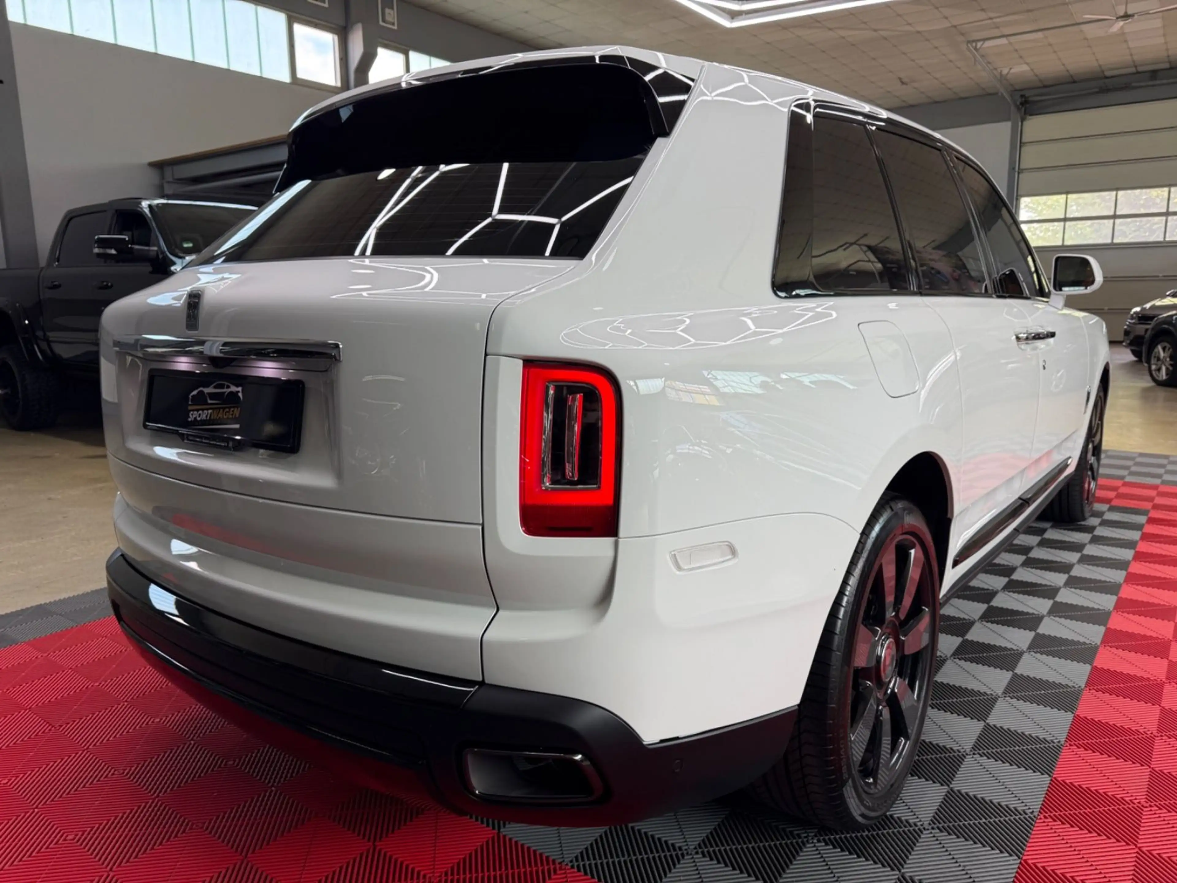 Rolls-Royce Cullinan Mandarin TV Bespoke HUD 360° Panorama — photo 11