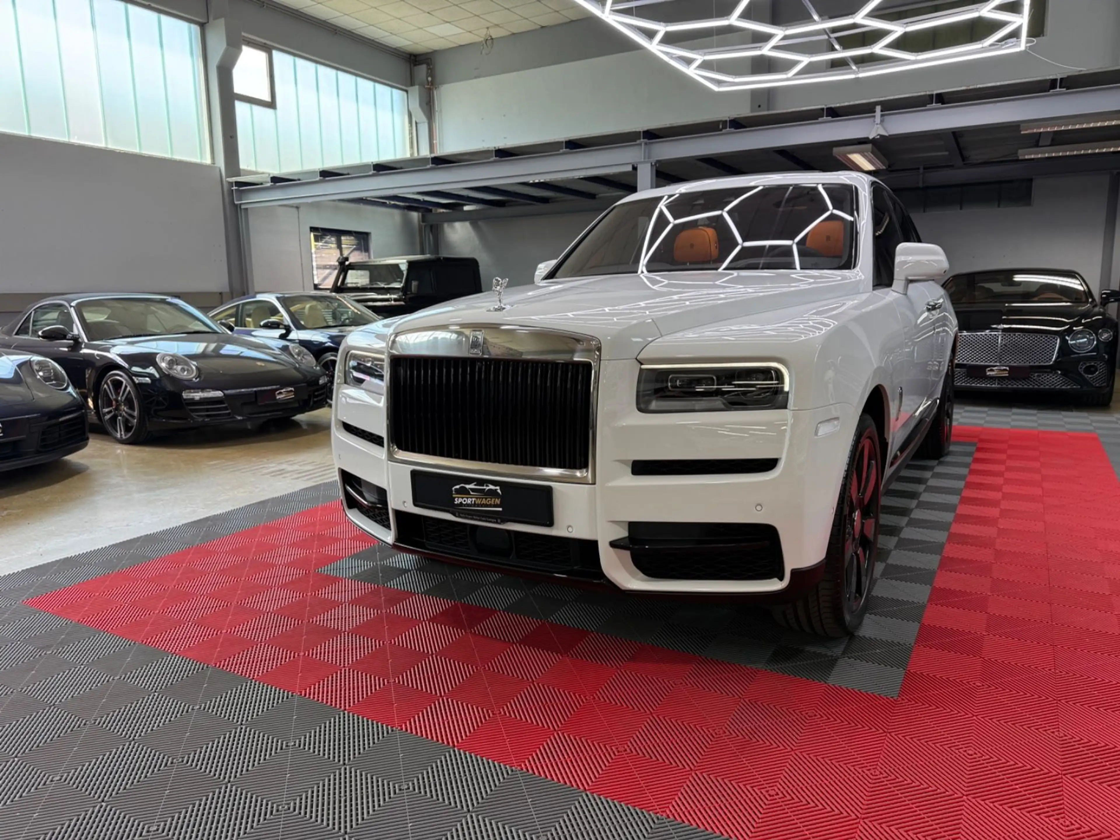 Rolls-Royce Cullinan Mandarin TV Bespoke HUD 360° Panorama — photo 3